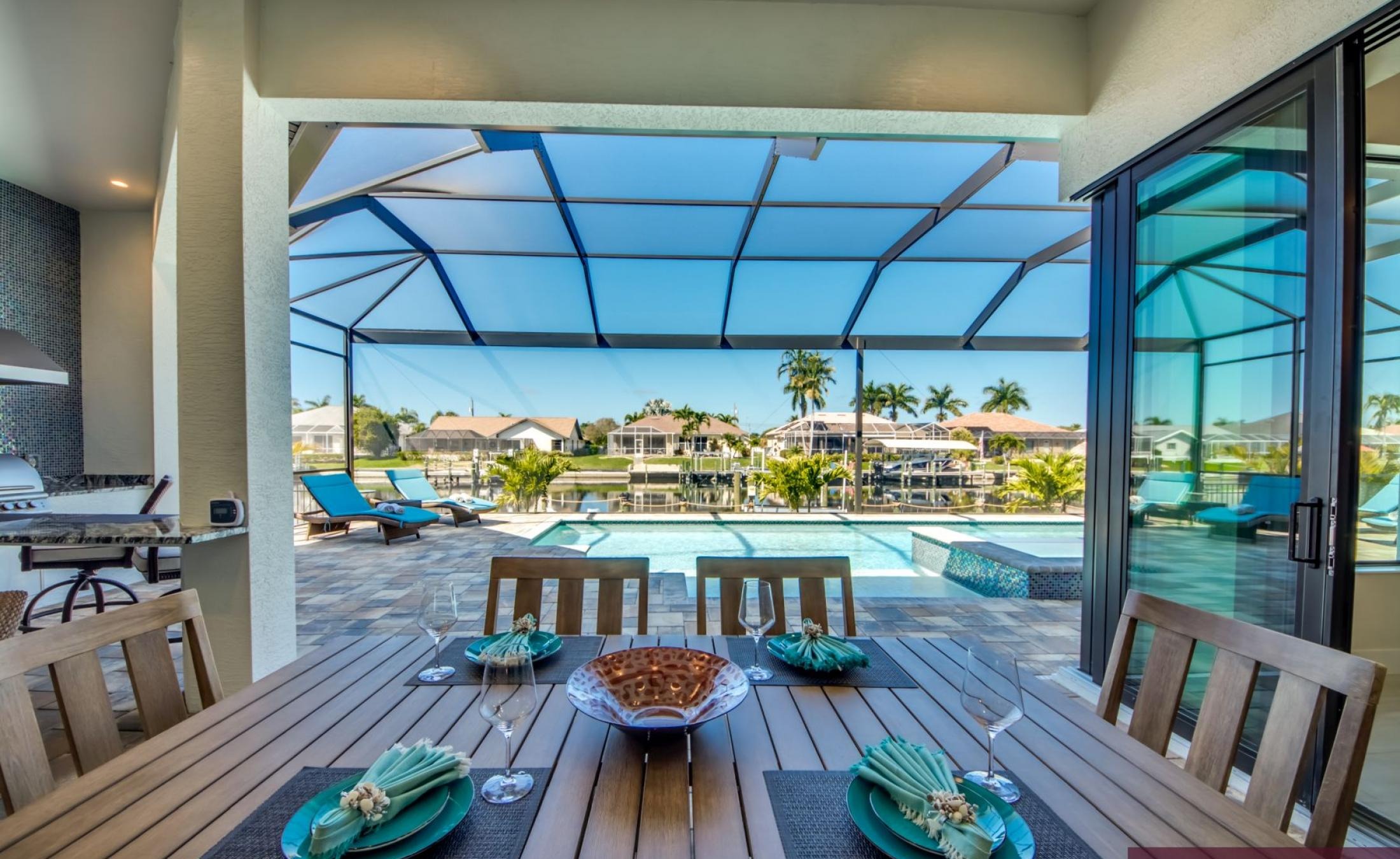 Außenbereich mit beheiztem Pool, Spa und Blick auf den Kanal.