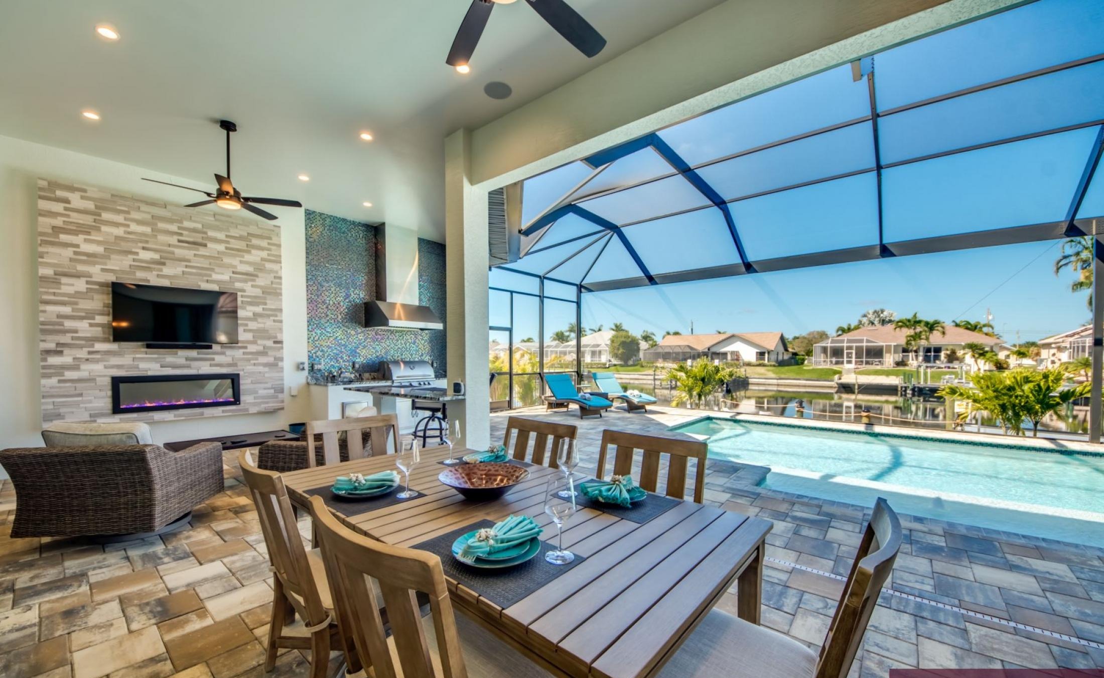 Pool- und Spa-Bereich mit Blick auf den Kanal am Wasser.