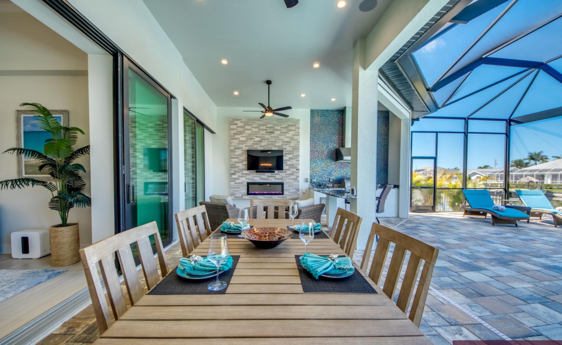 Außenbereich mit beheiztem Pool und Spa am Kanal mit Bootsdock.