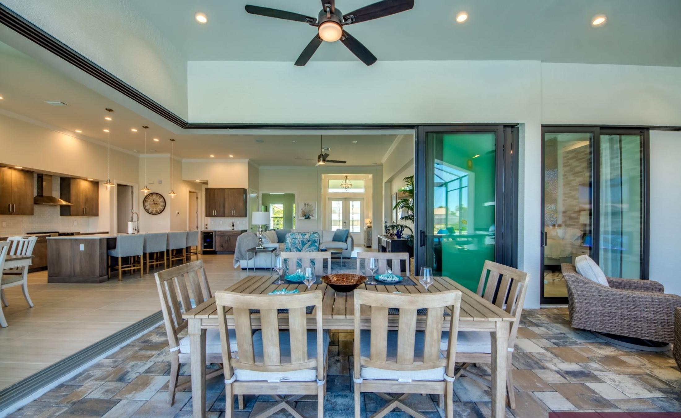 Außenbereich mit beheiztem Pool, Spa und Blick auf den Kanal.