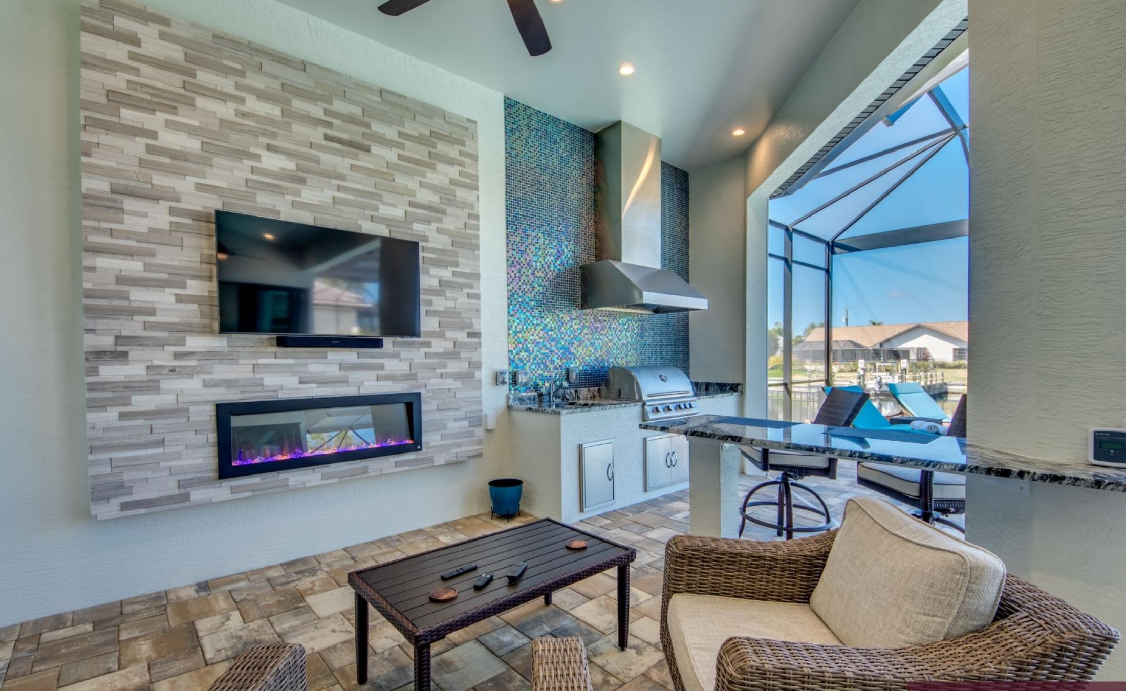 Außenbereich mit beheiztem Pool, Spa und Blick auf den Kanal.