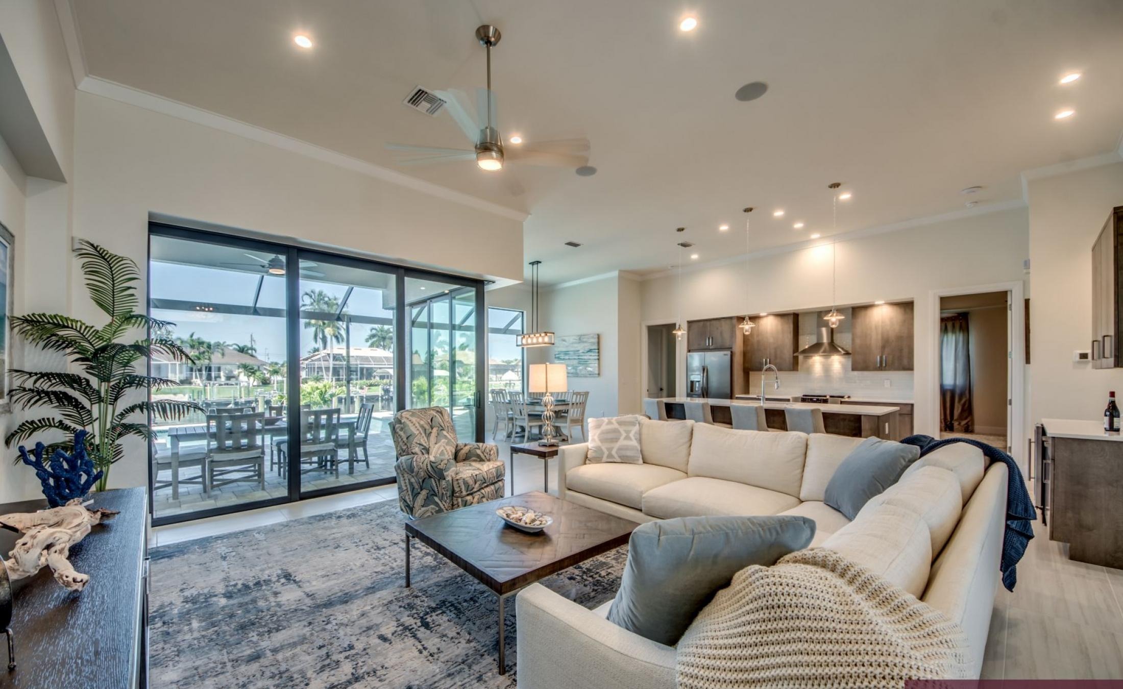 Außenbereich mit beheiztem Pool, Spa und Blick auf den Kanal.