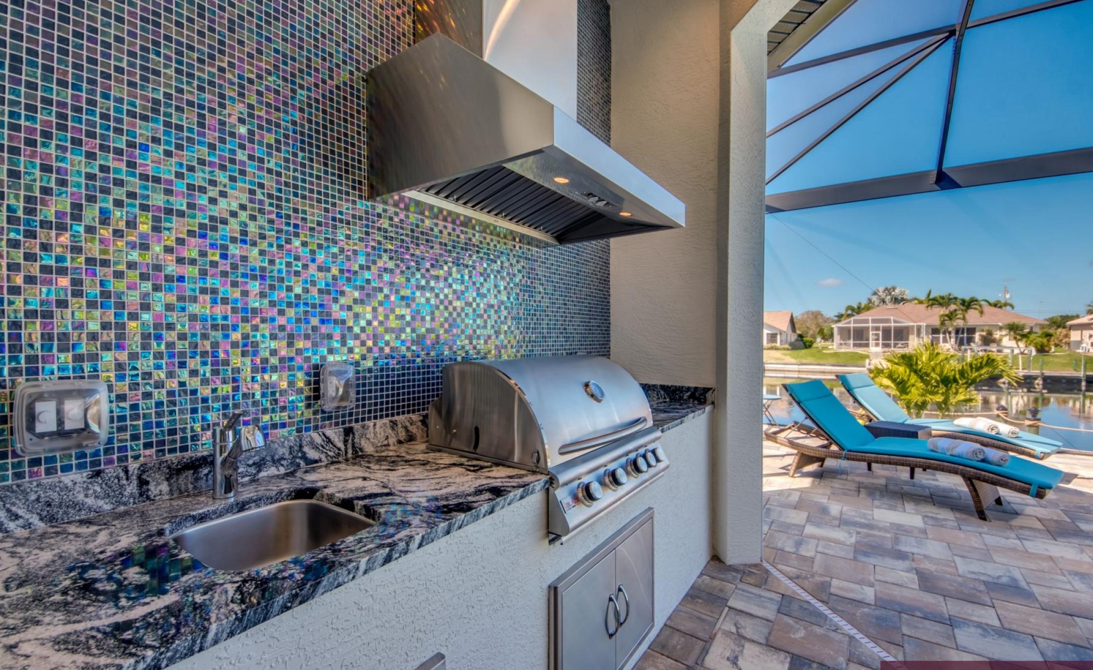 Außenbereich mit beheiztem Pool, Spa und Blick auf den Kanal.