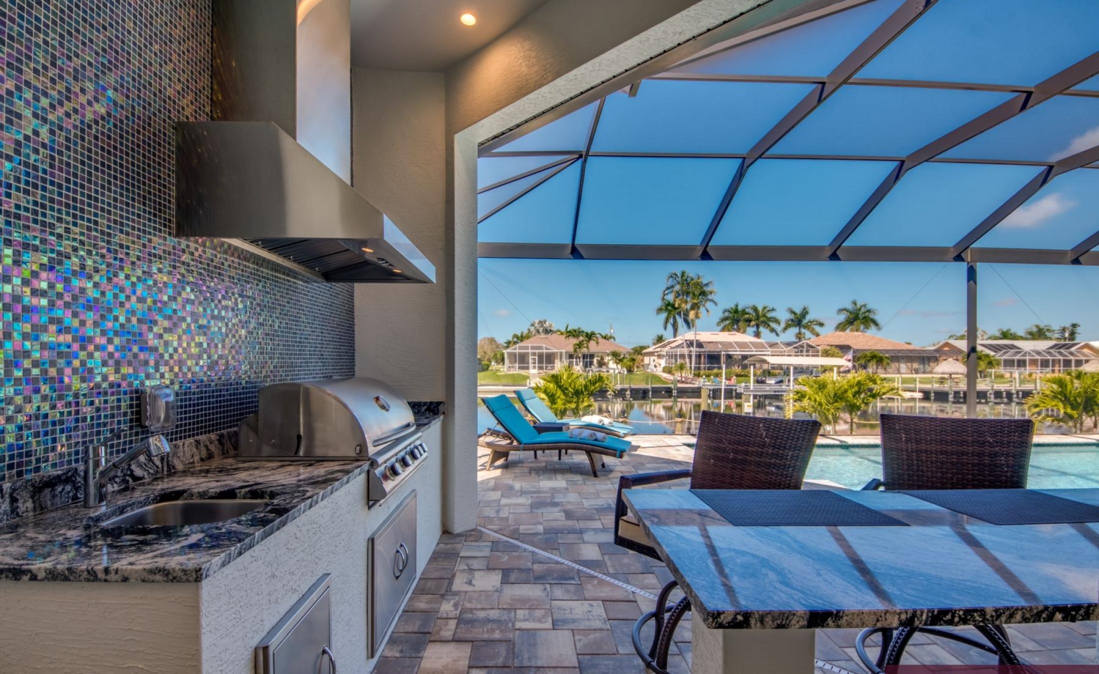 Außenbereich mit beheiztem Pool, Spa und Blick auf den Kanal.