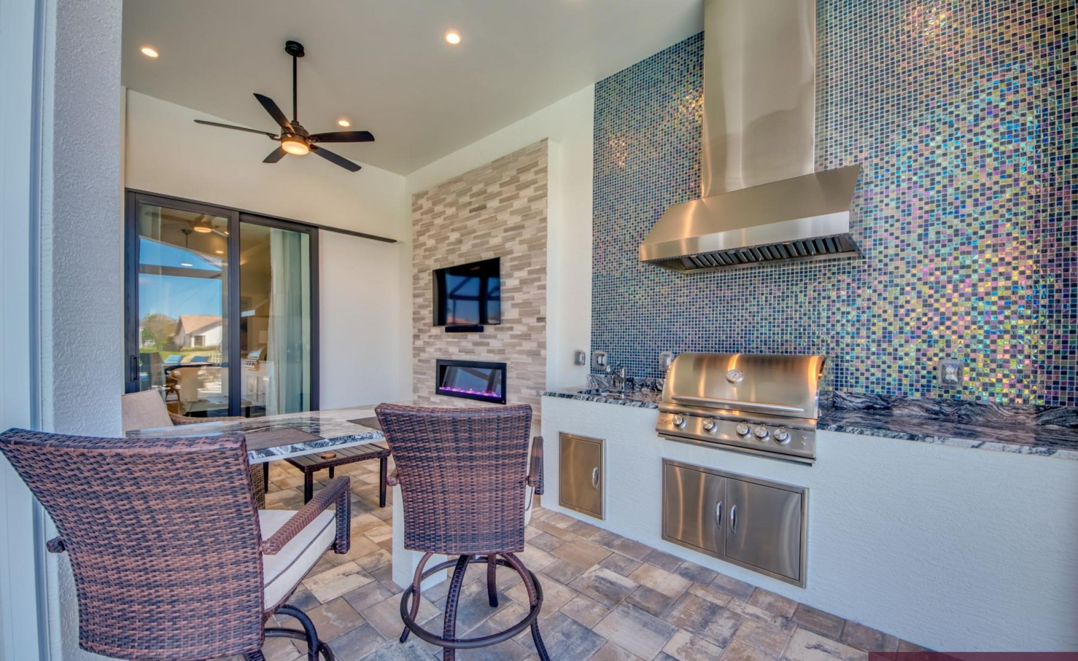 Außenbereich mit Pool, Spa und Blick auf den Kanal.