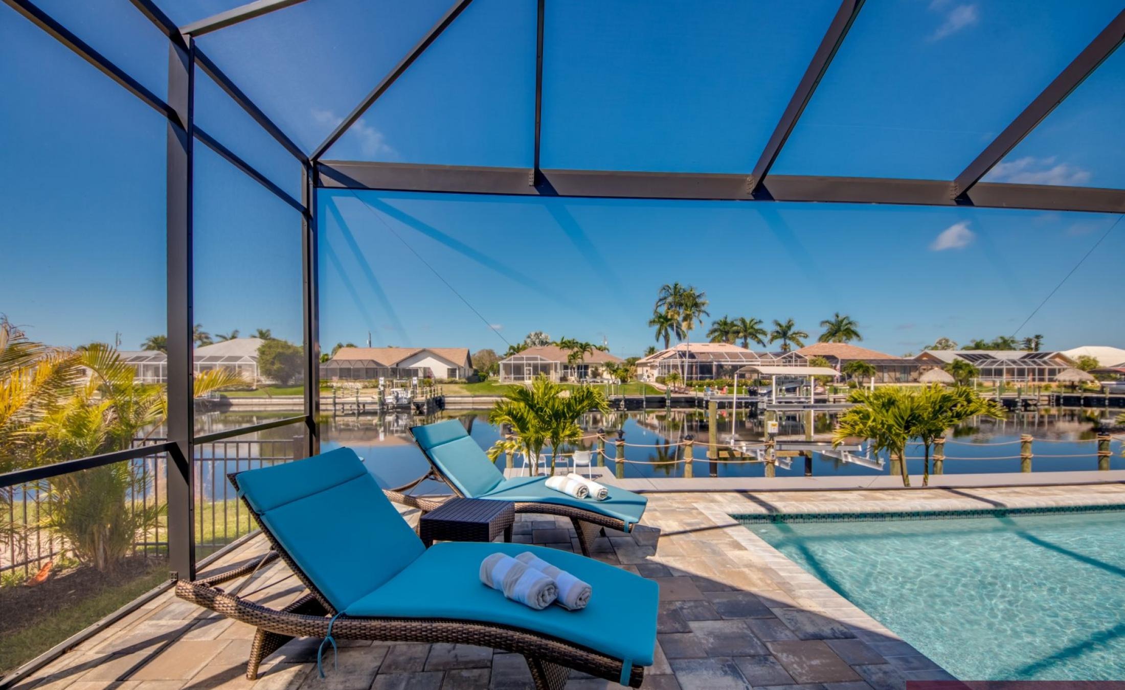 Elektrisch beheizter Pool mit Spa am Kanal mit Bootsdock.