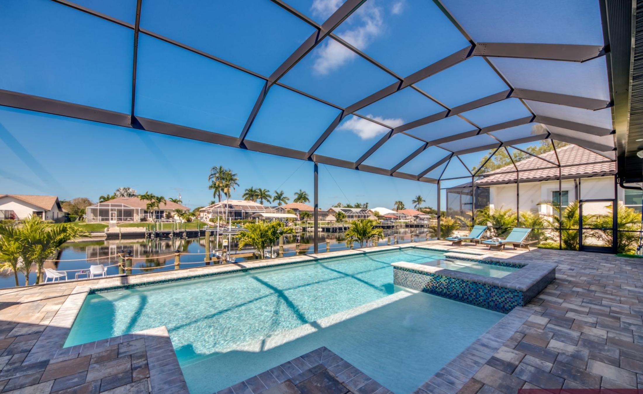 Elektrisch beheizbarer Pool mit Spa am Kanal, Blick aufs Wasser.