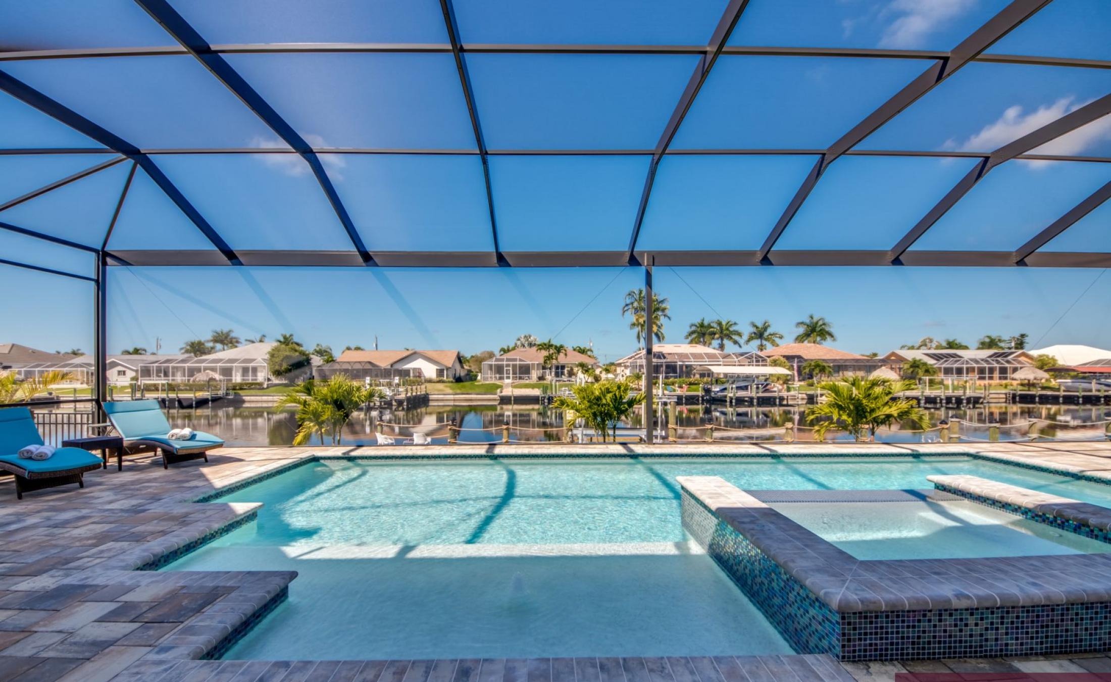 Außenbereich mit beheiztem Pool und Spa am Kanal mit Bootsdock.