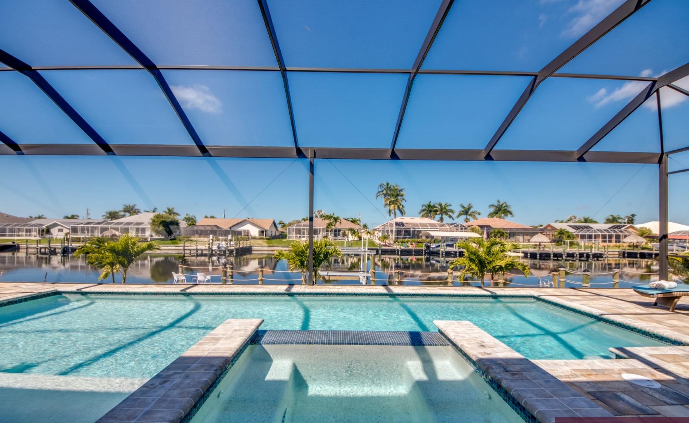 Pool- und Spa-Bereich mit Blick auf den Kanal und Bootsdock.