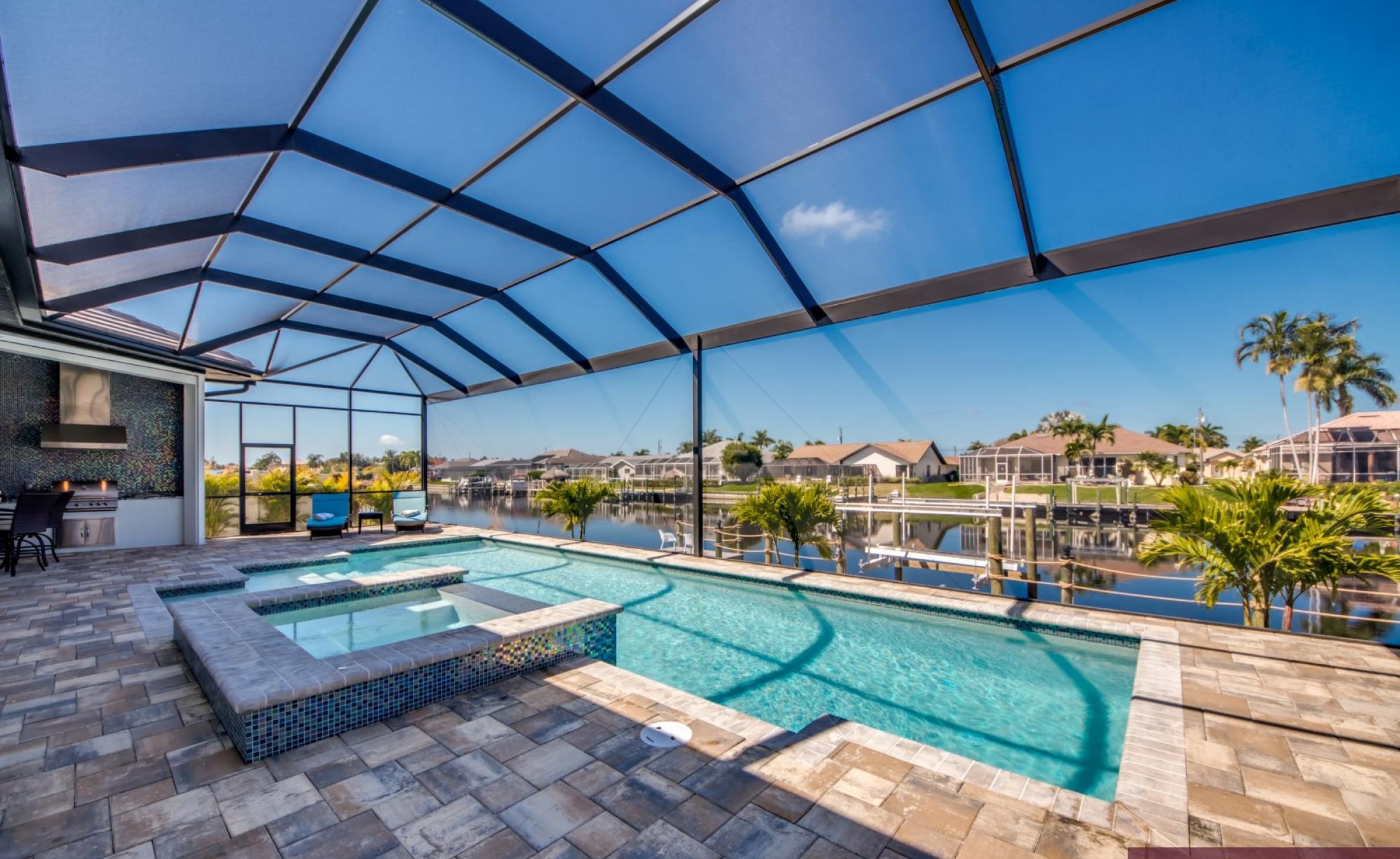 Beheizter Pool mit Spa und Blick auf den Kanal am Wassergrundstück.