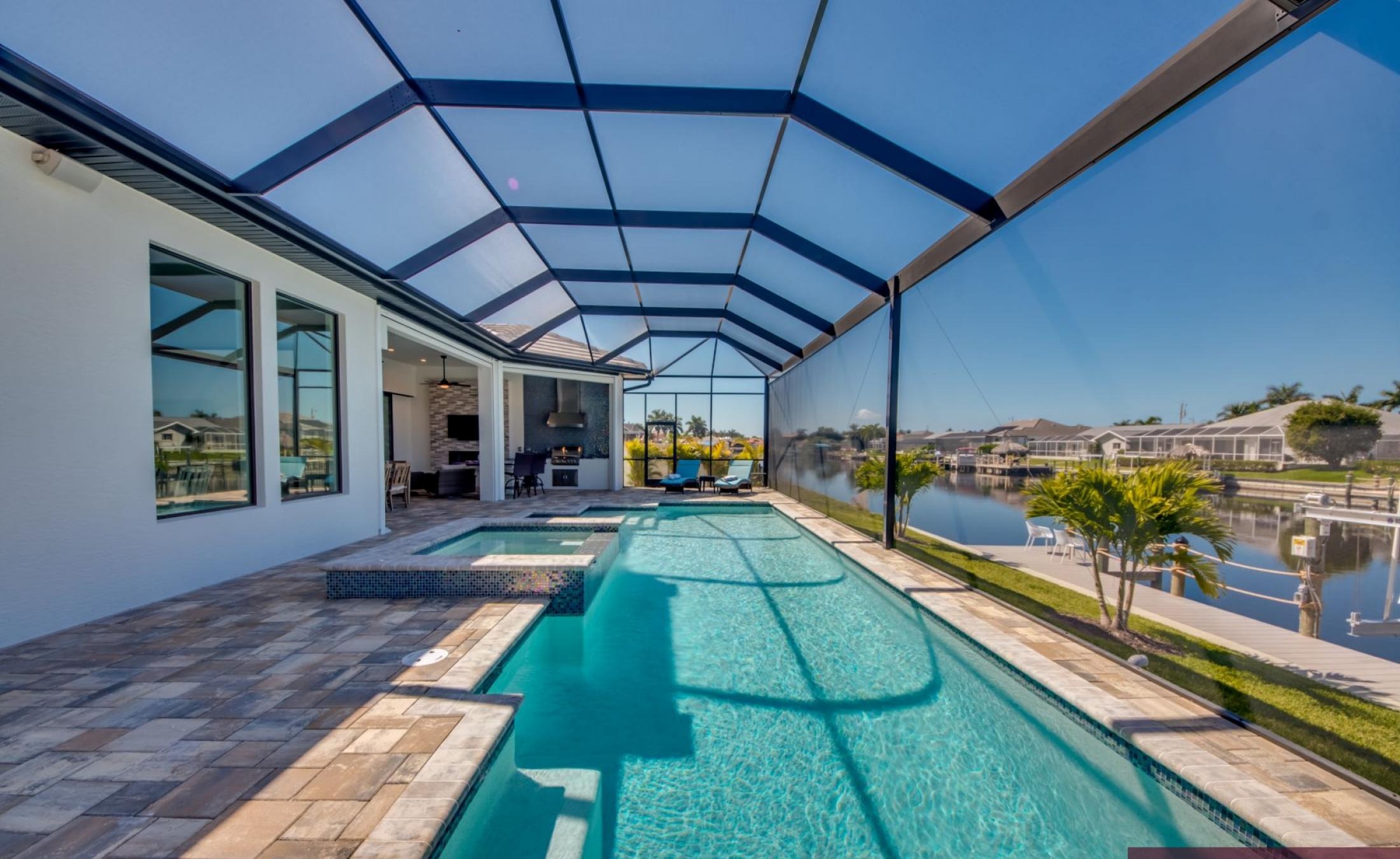 Elektrisch beheizter Pool mit Spa am Kanal mit Bootsdock.