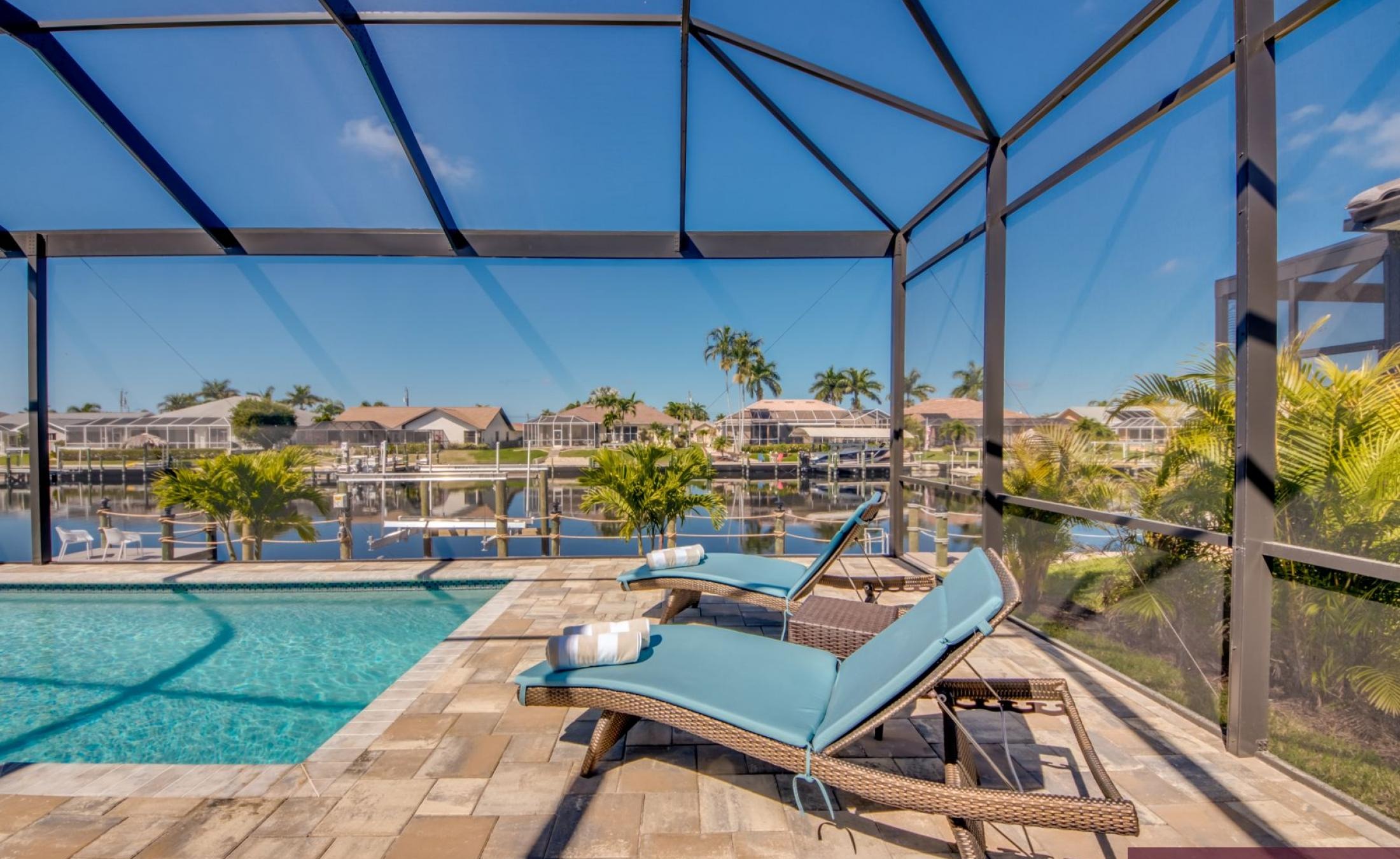 Elektrisch beheizbarer Pool mit Spa am Kanal, mit Bootsdock im Außenbereich.