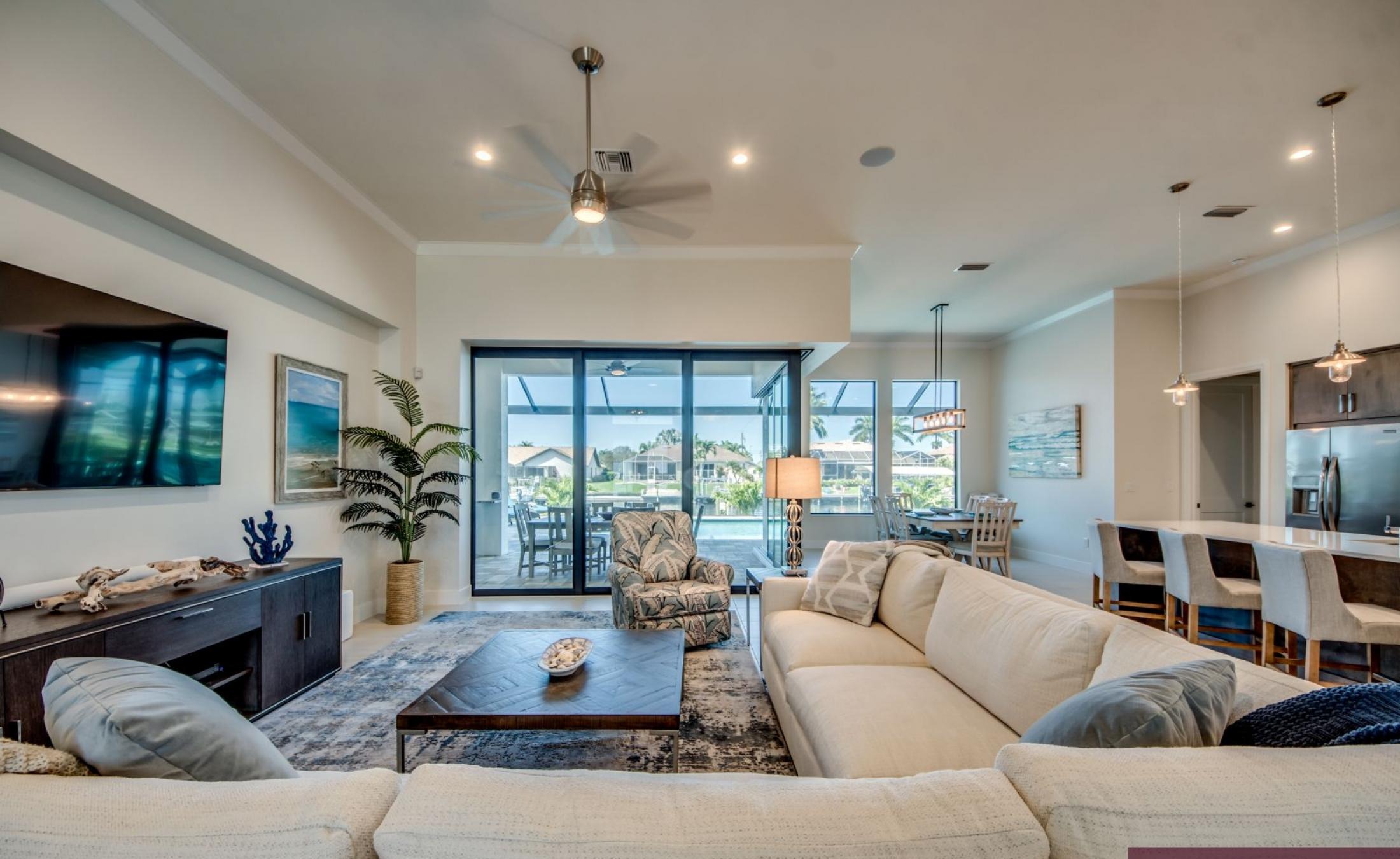 Außenbereich mit beheiztem Pool, Spa und Blick auf den Kanal.