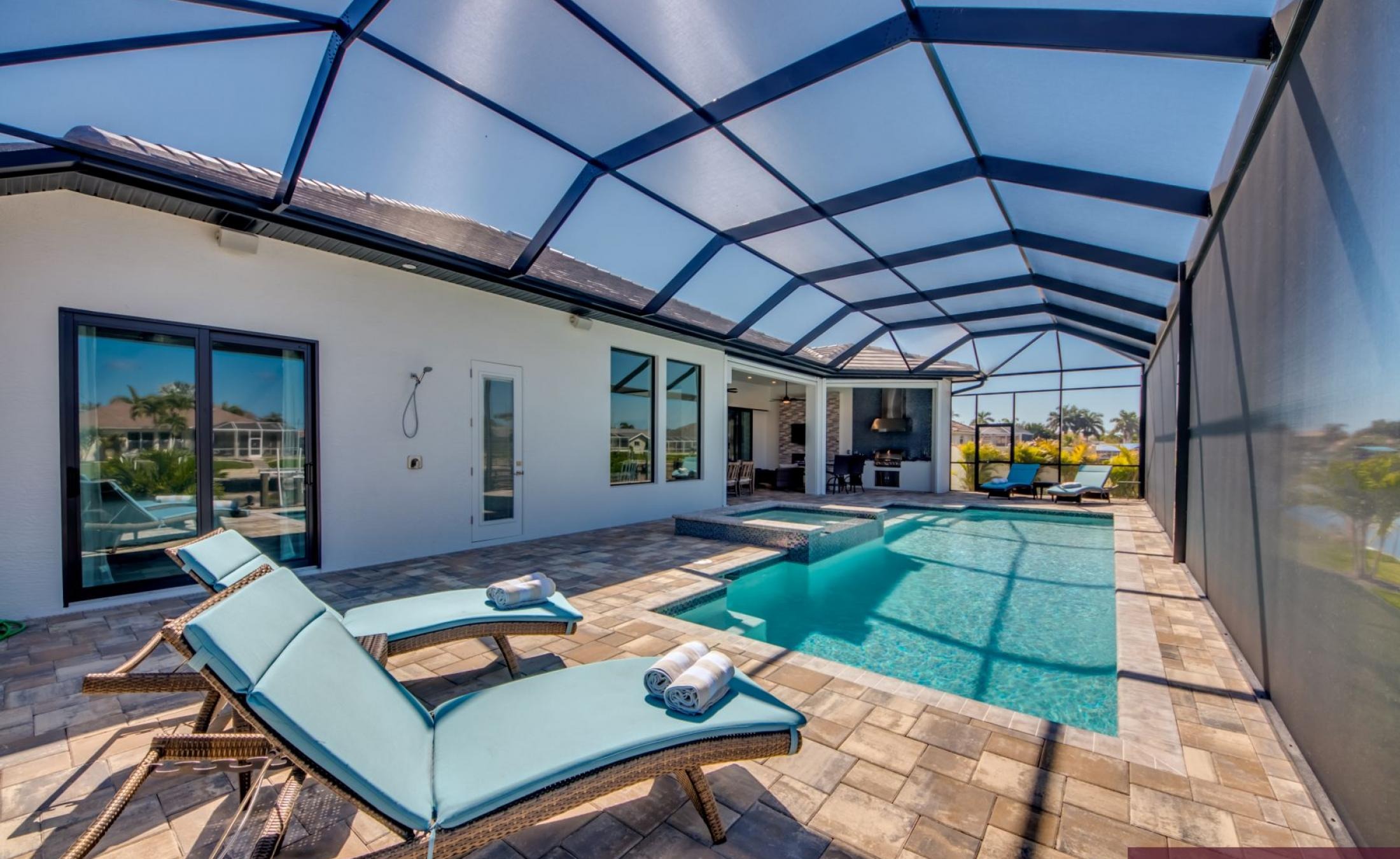 Pool- und Spa-Bereich mit Blick auf den Kanal (Waterfront).