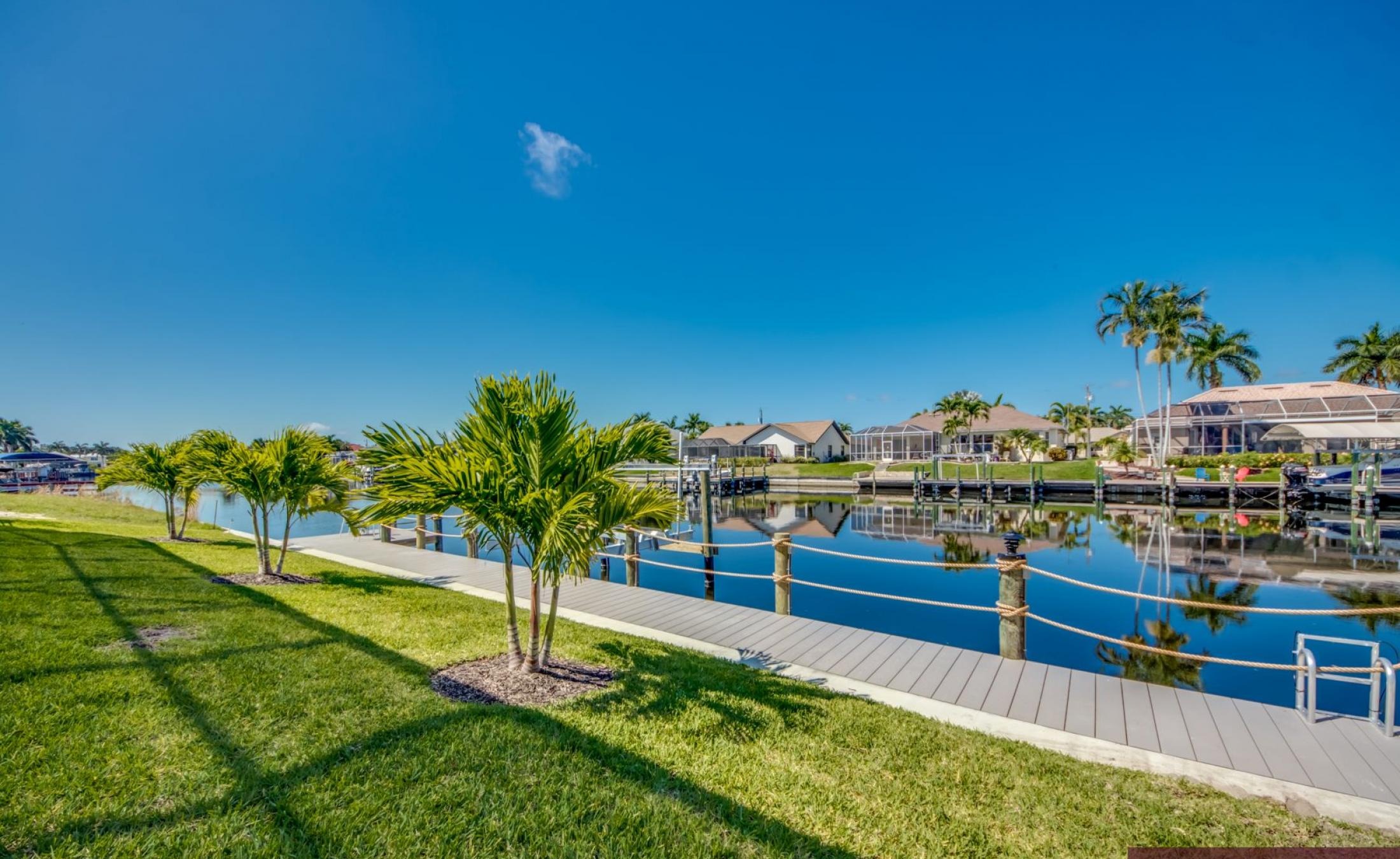 Außenbereich mit beheiztem Pool, Spa und Blick auf den Kanal.