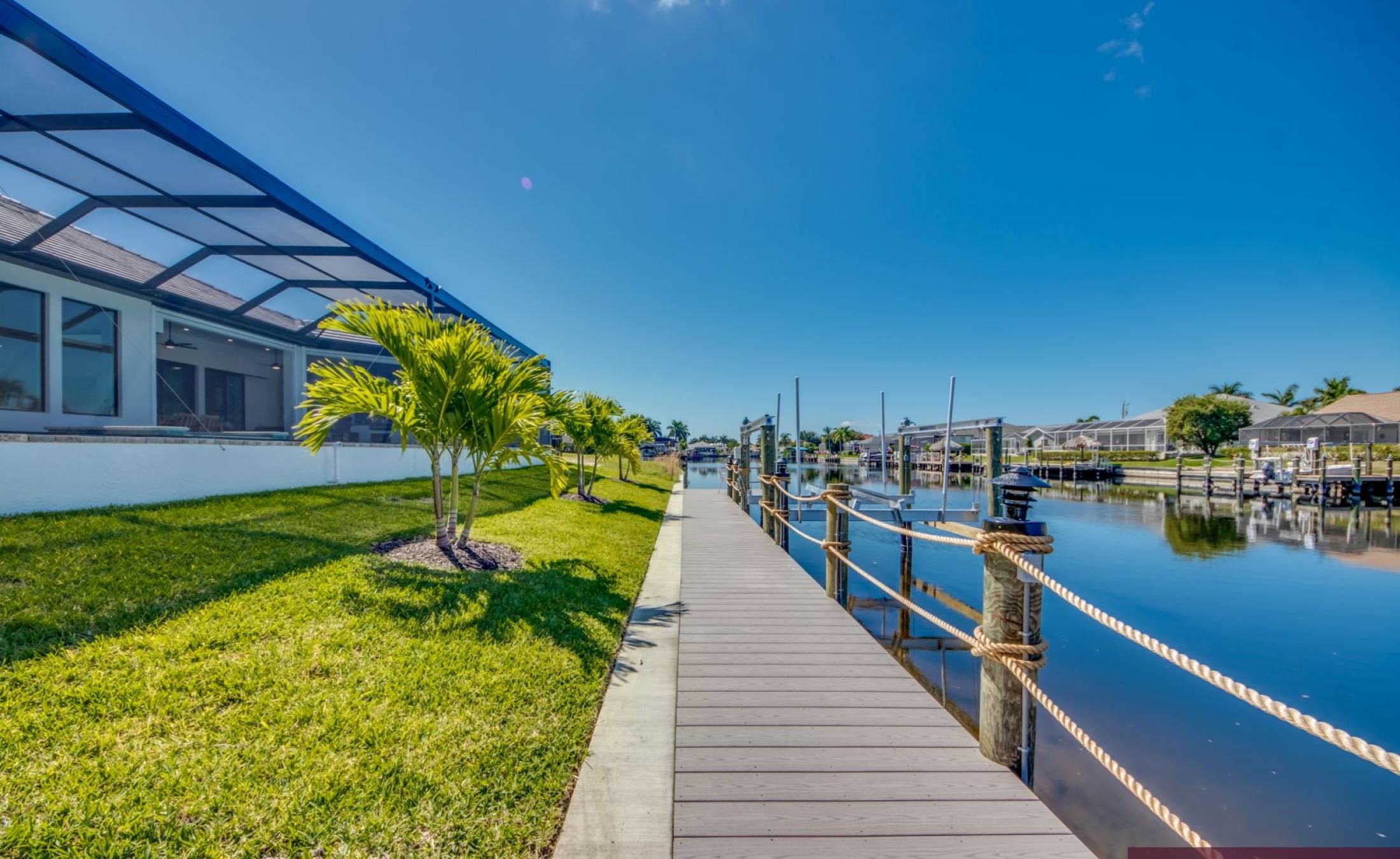 Außenbereich mit beheiztem Pool, Spa und Blick auf den Kanal mit Bootsdock.