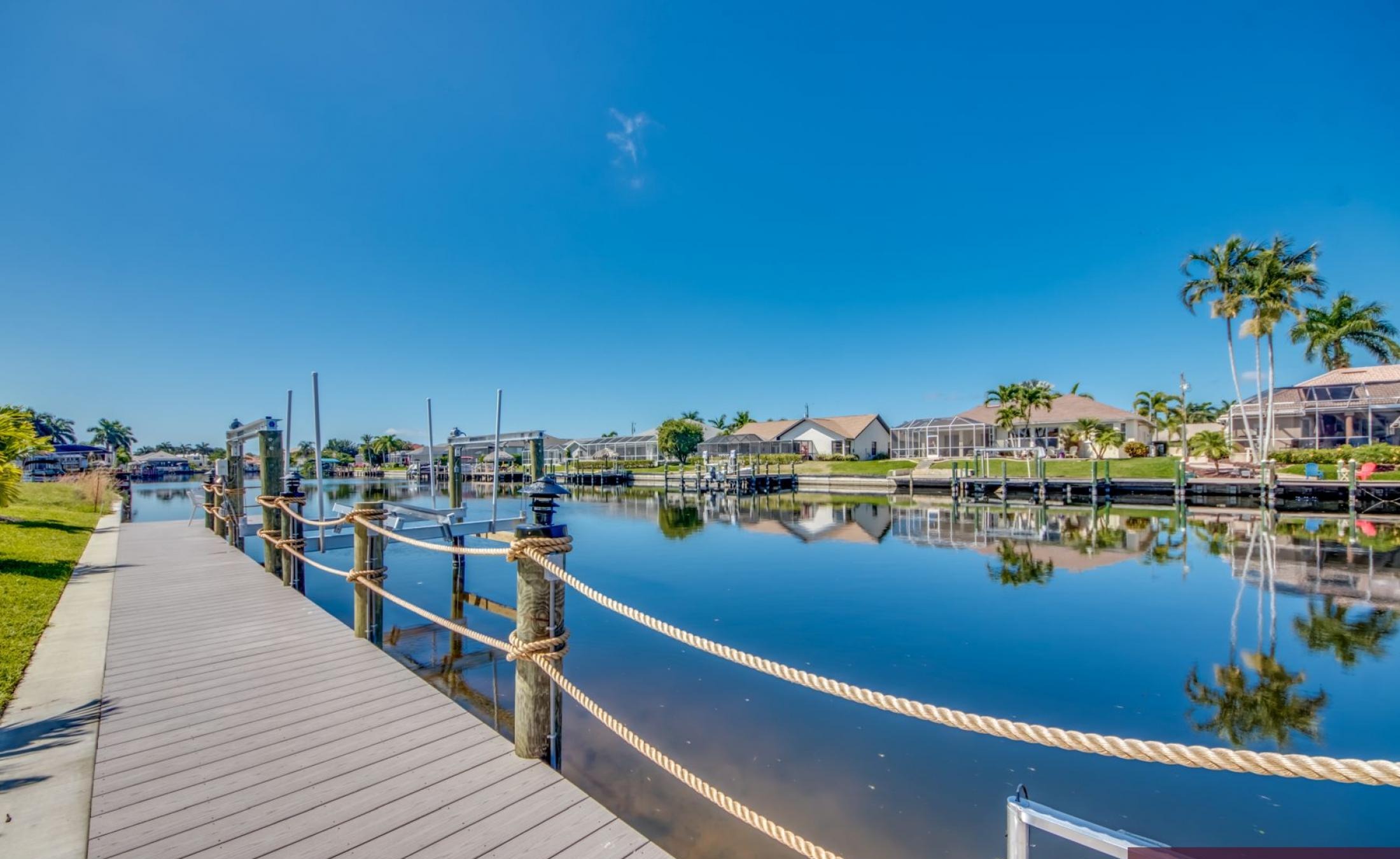 Außenbereich mit Pool, Spa und Blick auf den Kanal.