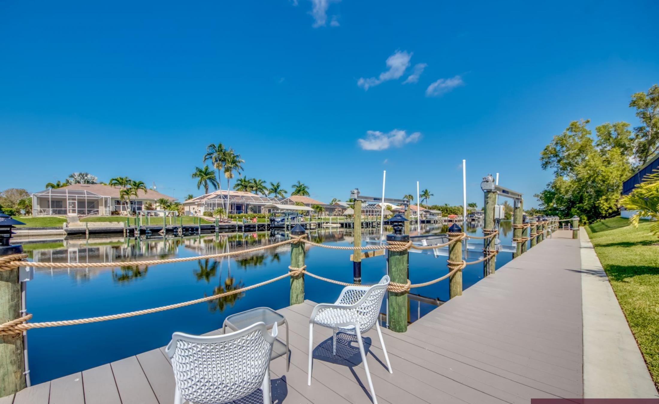 Pool- und Spa-Bereich mit Blick auf den Kanal (Waterfront) und Bootsdock.