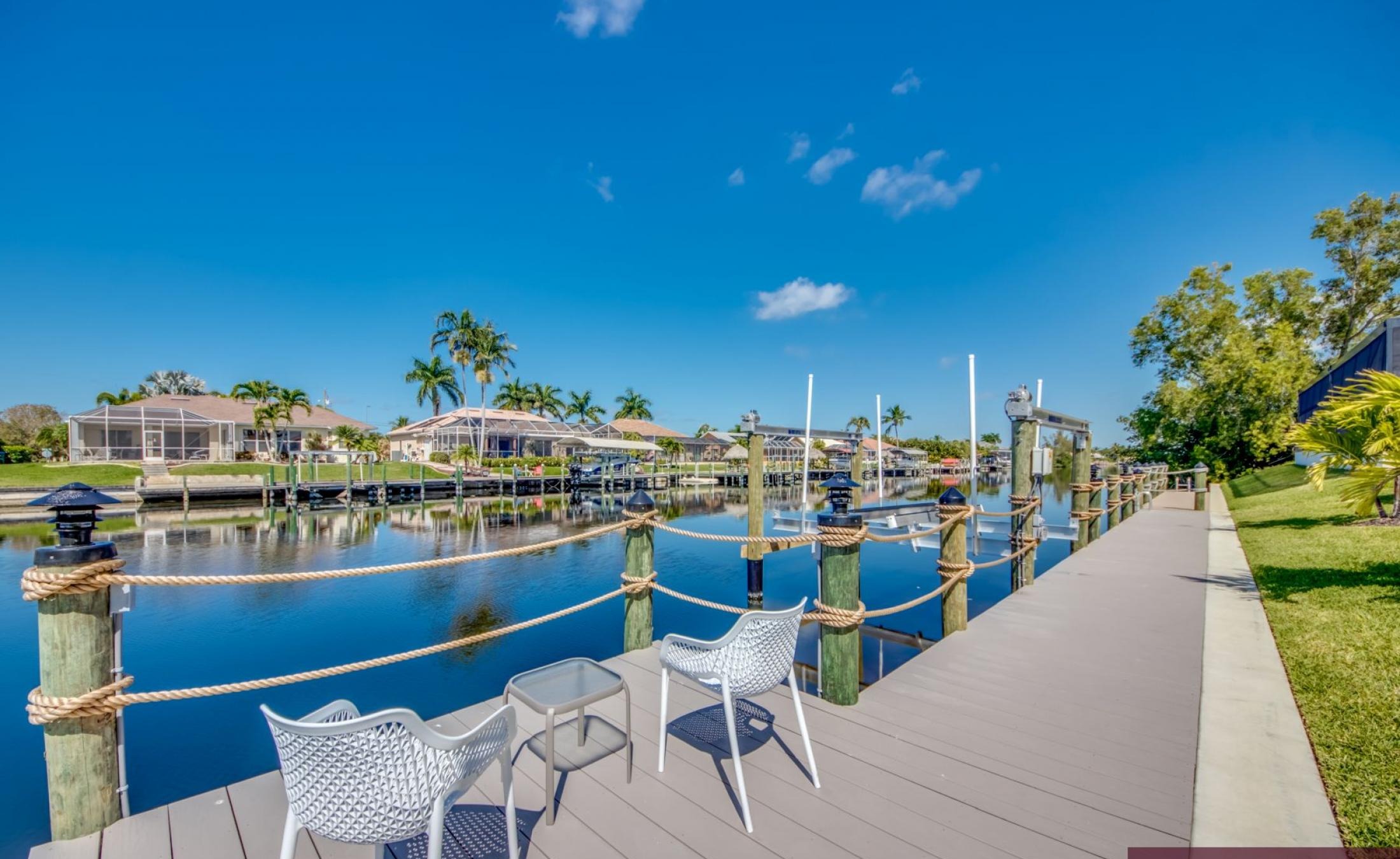 Beheizter Pool mit Spa am Kanal, Blick aufs Wasser.