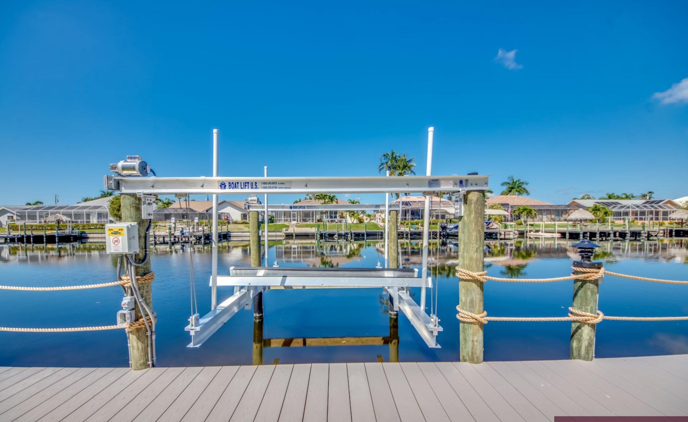 Beheizter Pool mit integriertem Spa am Kanal, mit Bootsdock im Hintergrund.