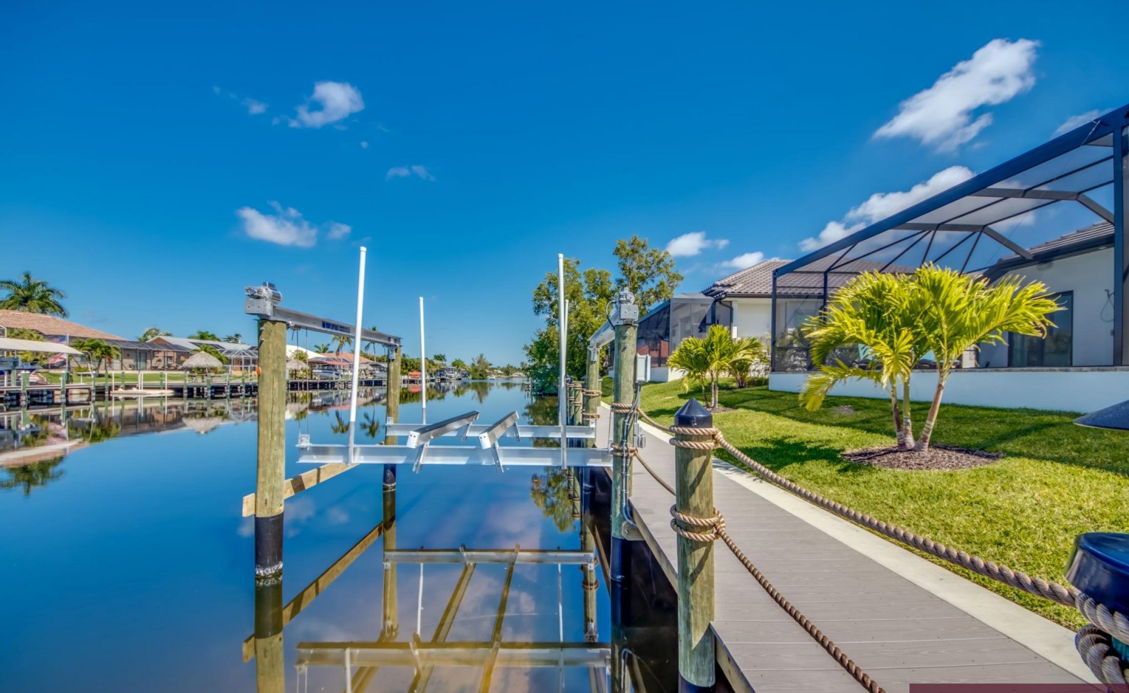 Elektrisch beheizter Pool mit Spa am Kanal, Blick aufs Wasser.