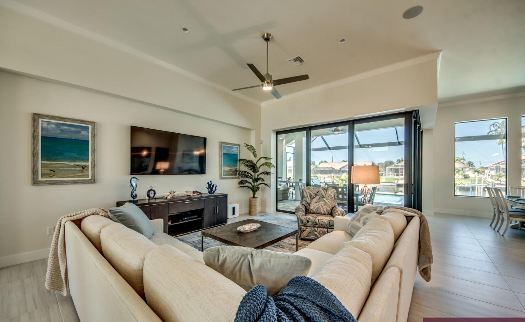 Außenbereich mit beheiztem Pool, Spa und Blick auf den Kanal.