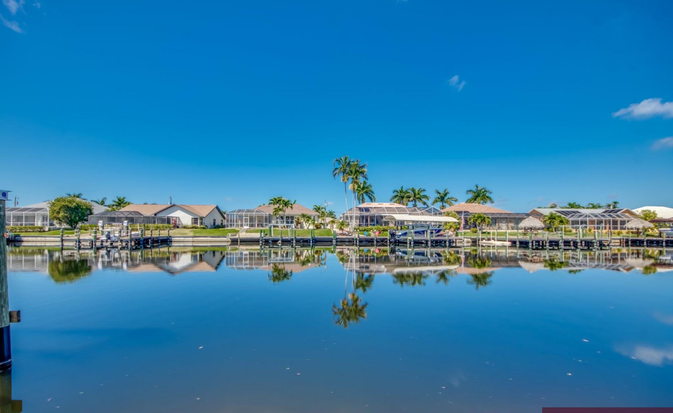 Außenbereich mit beheiztem Pool, Spa und Blick auf den Kanal.