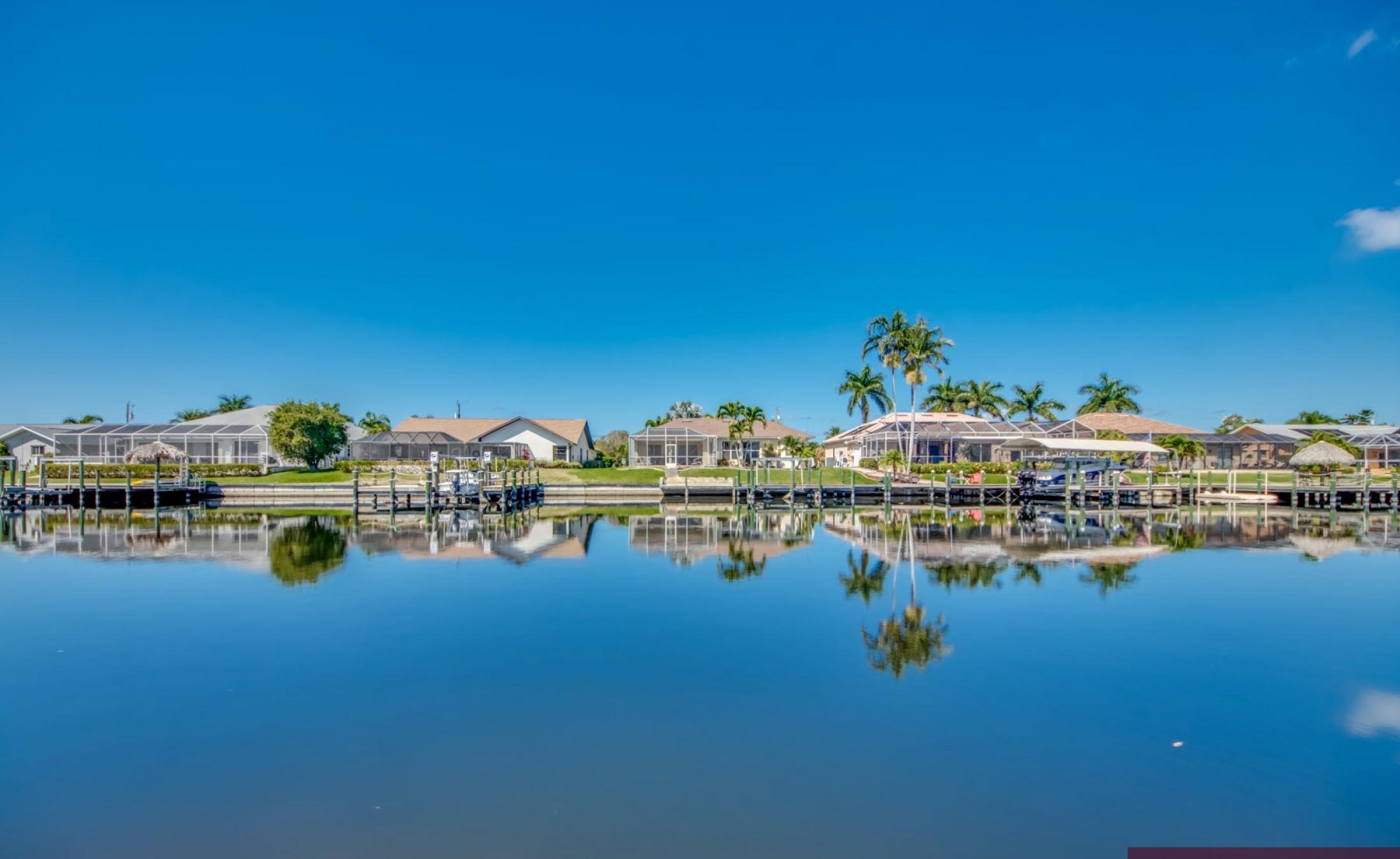 Außenbereich mit beheiztem Pool, Spa und Blick auf den Kanal.