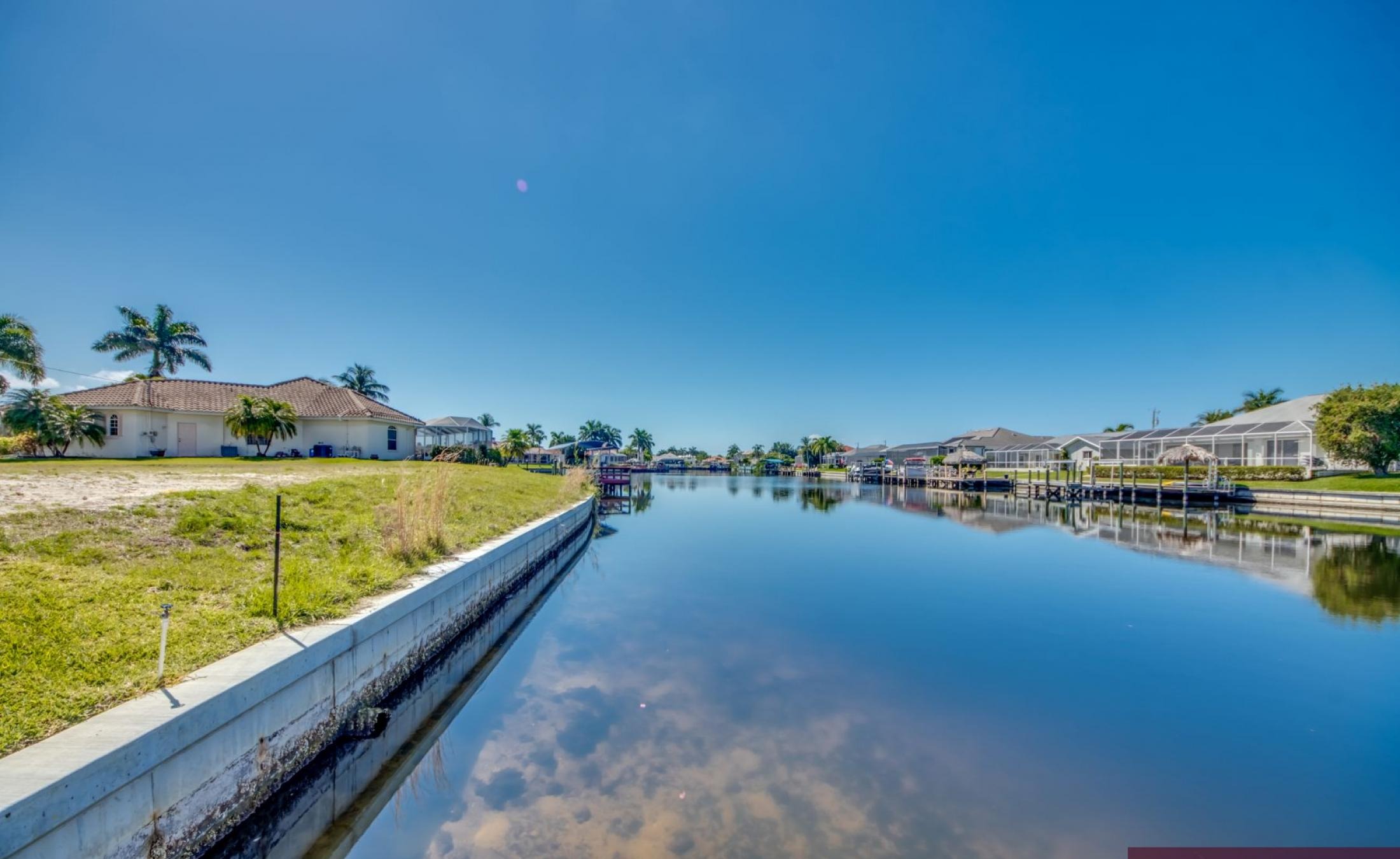 Außenbereich mit Pool, Spa und Blick auf den Kanal.
