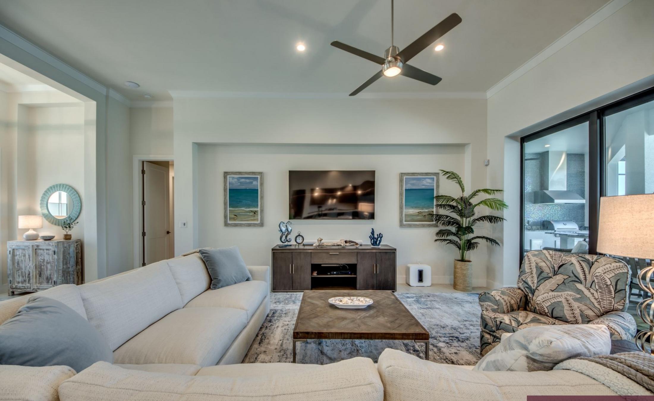 Außenbereich mit Pool, Spa und Blick auf den Kanal.