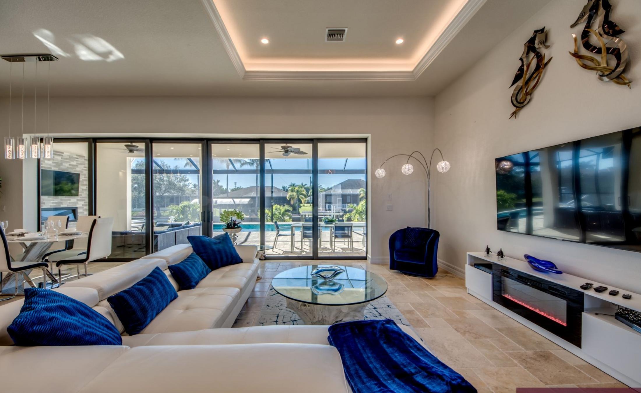 Beheizter Pool und Spa mit Blick auf den Kanal und privatem Bootsdock.