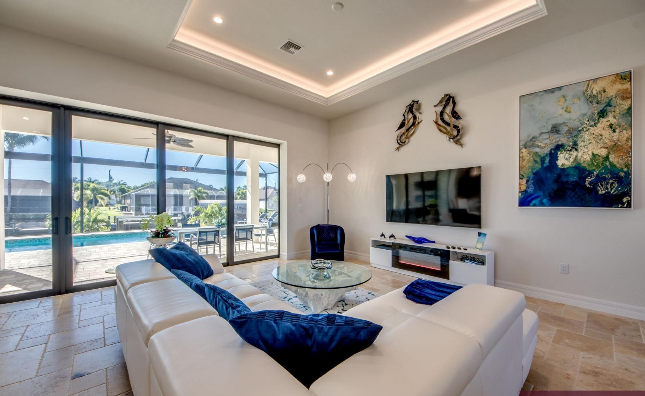 Beheizter Pool und Spa mit Blick auf den Kanal und privatem Bootsdock.