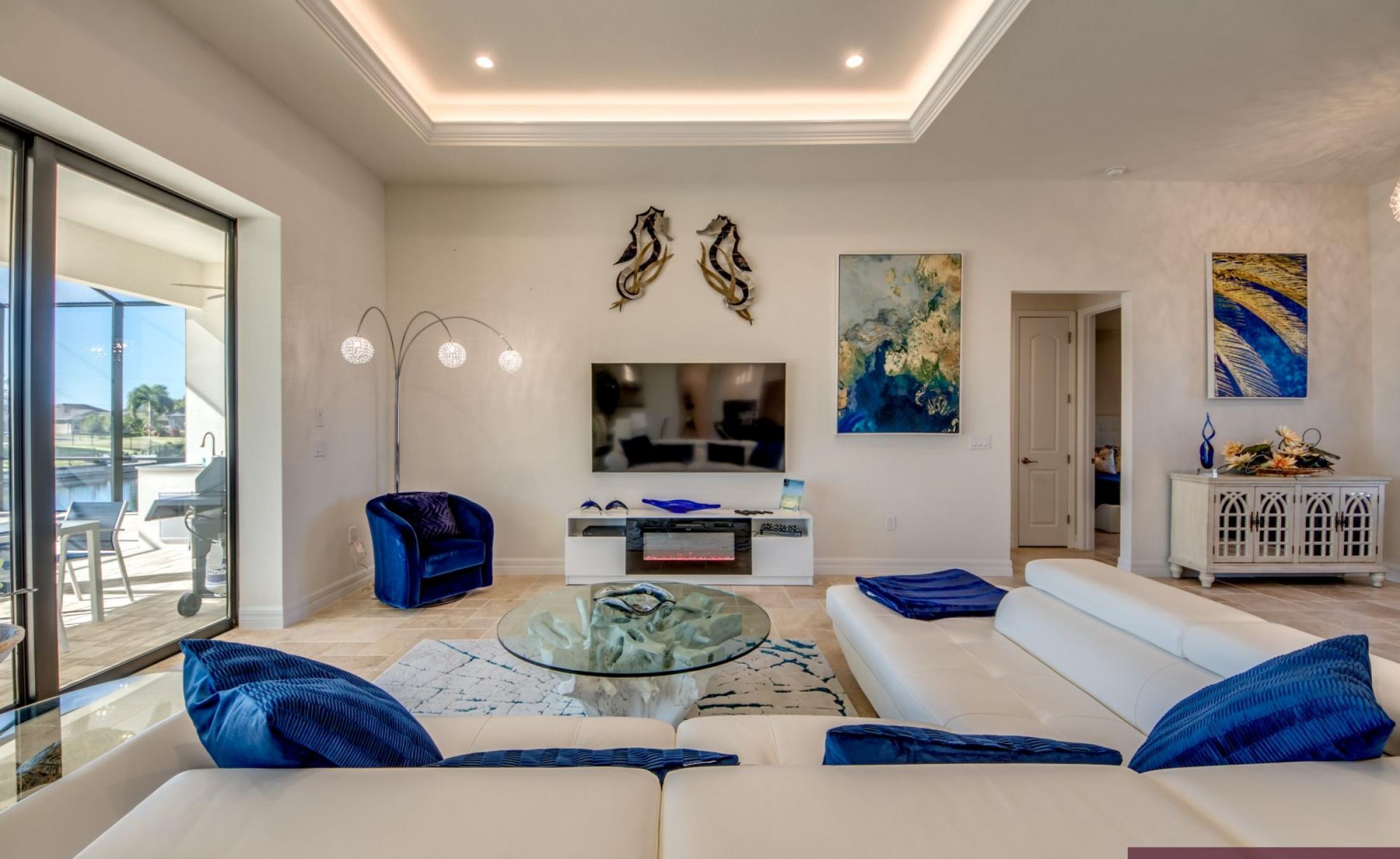 Beheizter Pool und Spa mit Blick auf den Kanal und privatem Bootsdock.