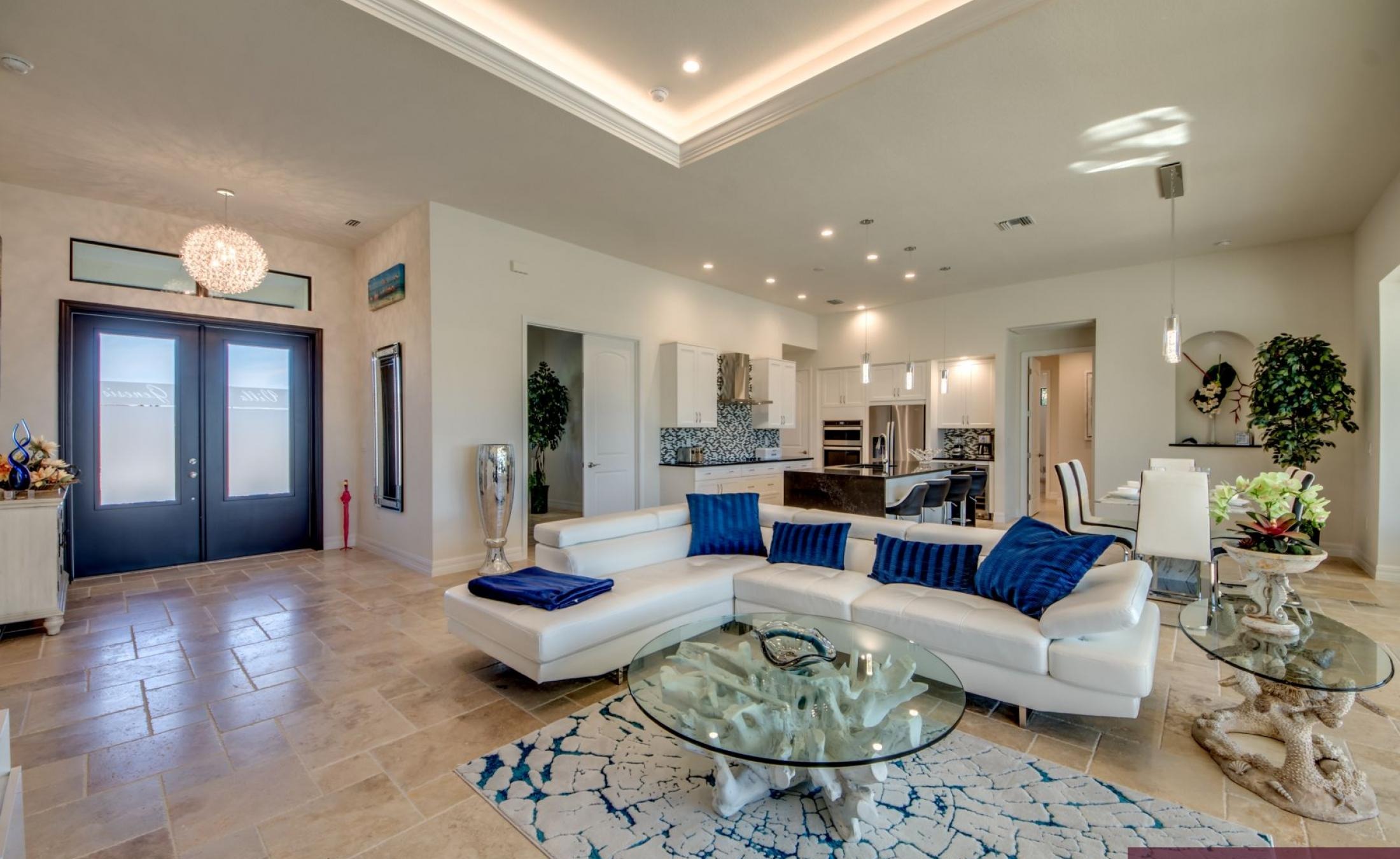 Beheizter Pool mit Spa am Kanal, dahinter privates Bootsdock.