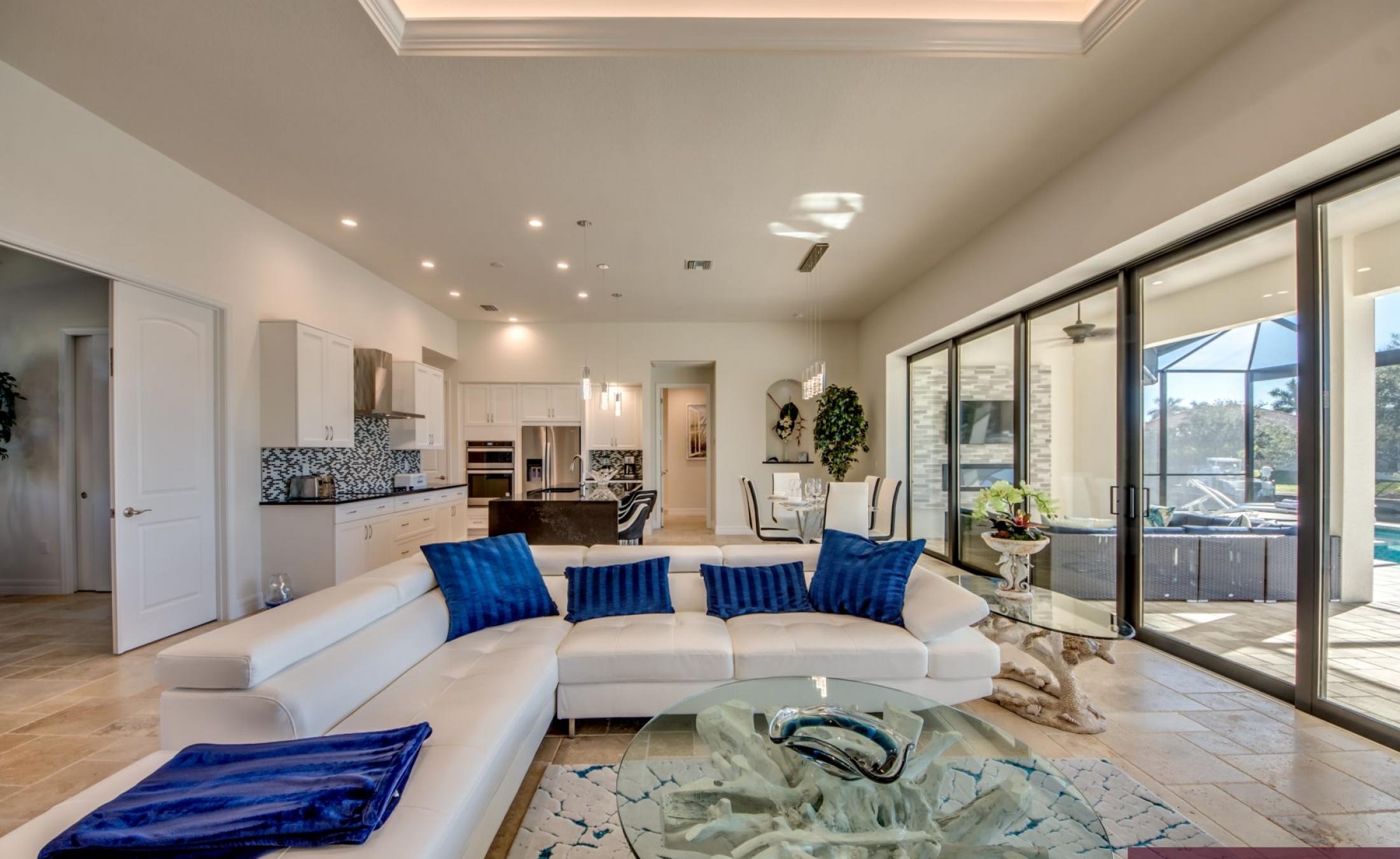 Beheizter Pool und Spa am Kanal mit privatem Bootsdock.