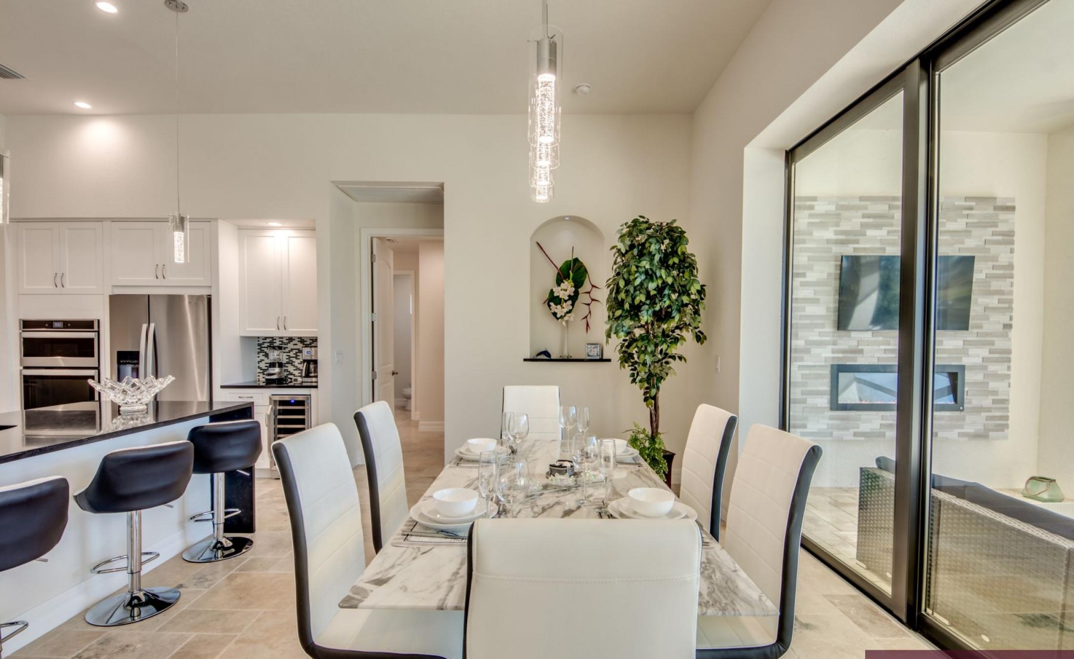 Beheizter Pool und Spa auf der Terrasse am Kanal mit Bootsdock.