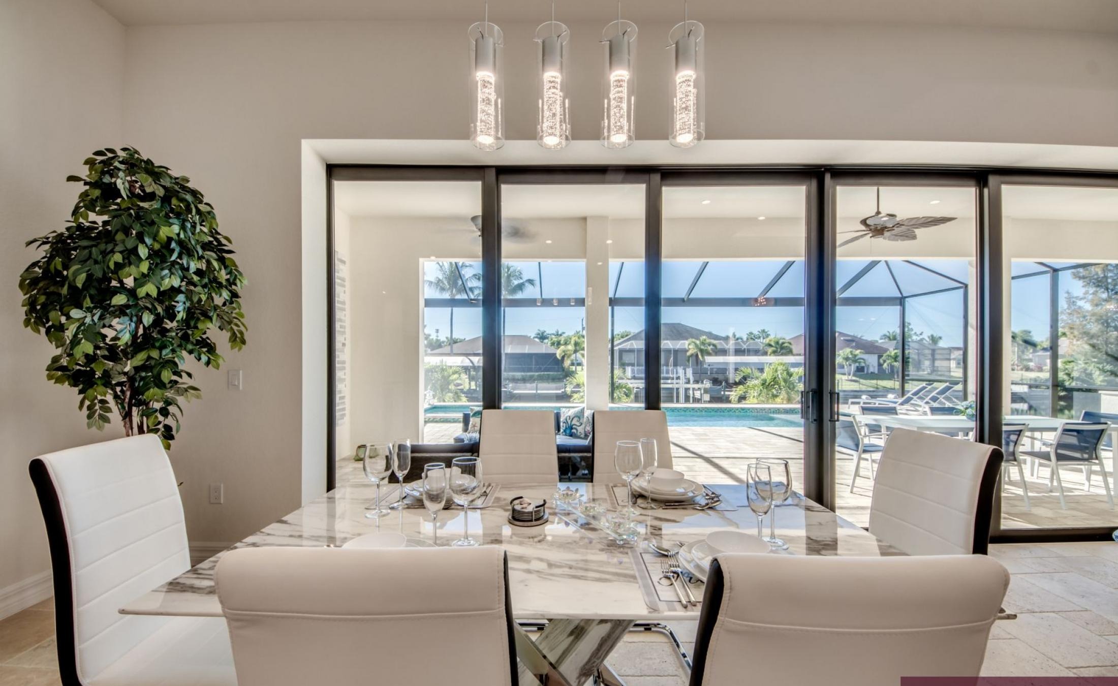 Beheizter Pool und Spa mit Blick auf den Kanal und privatem Bootsdock.