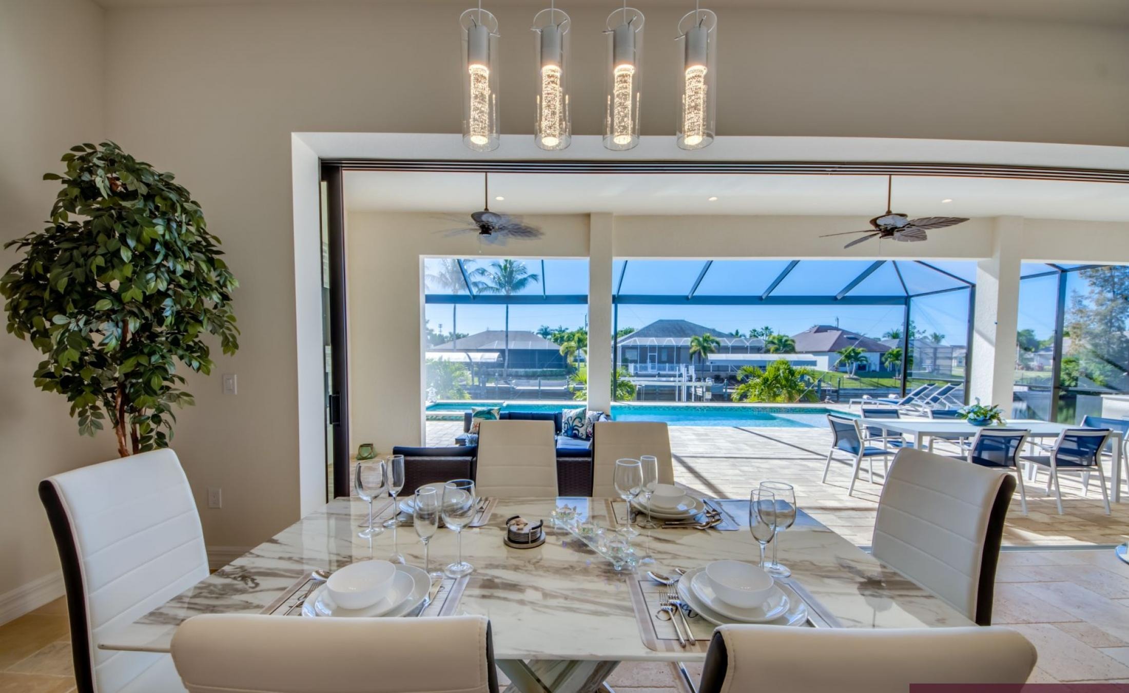 Beheizter Pool und Spa am Kanal mit privatem Bootsdock.