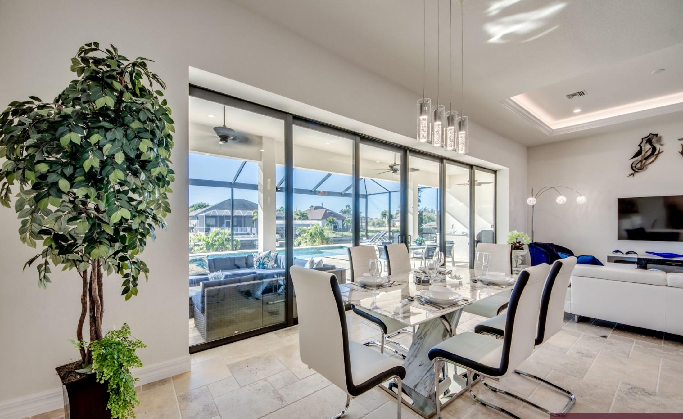 Beheizter Pool und Spa mit Blick auf den Kanal und privatem Bootsdock.