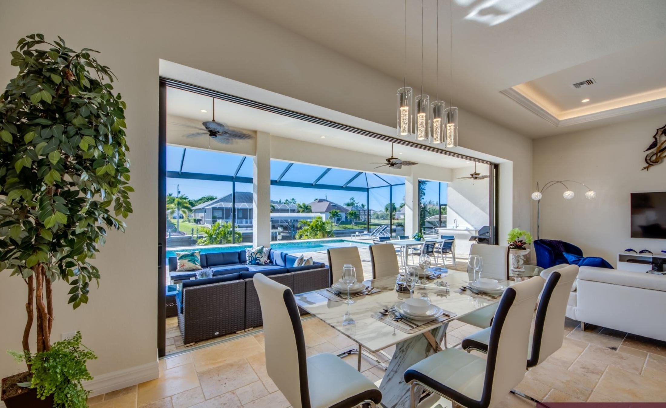 Beheizter Pool und Spa mit Blick auf den Kanal und privatem Bootsdock.