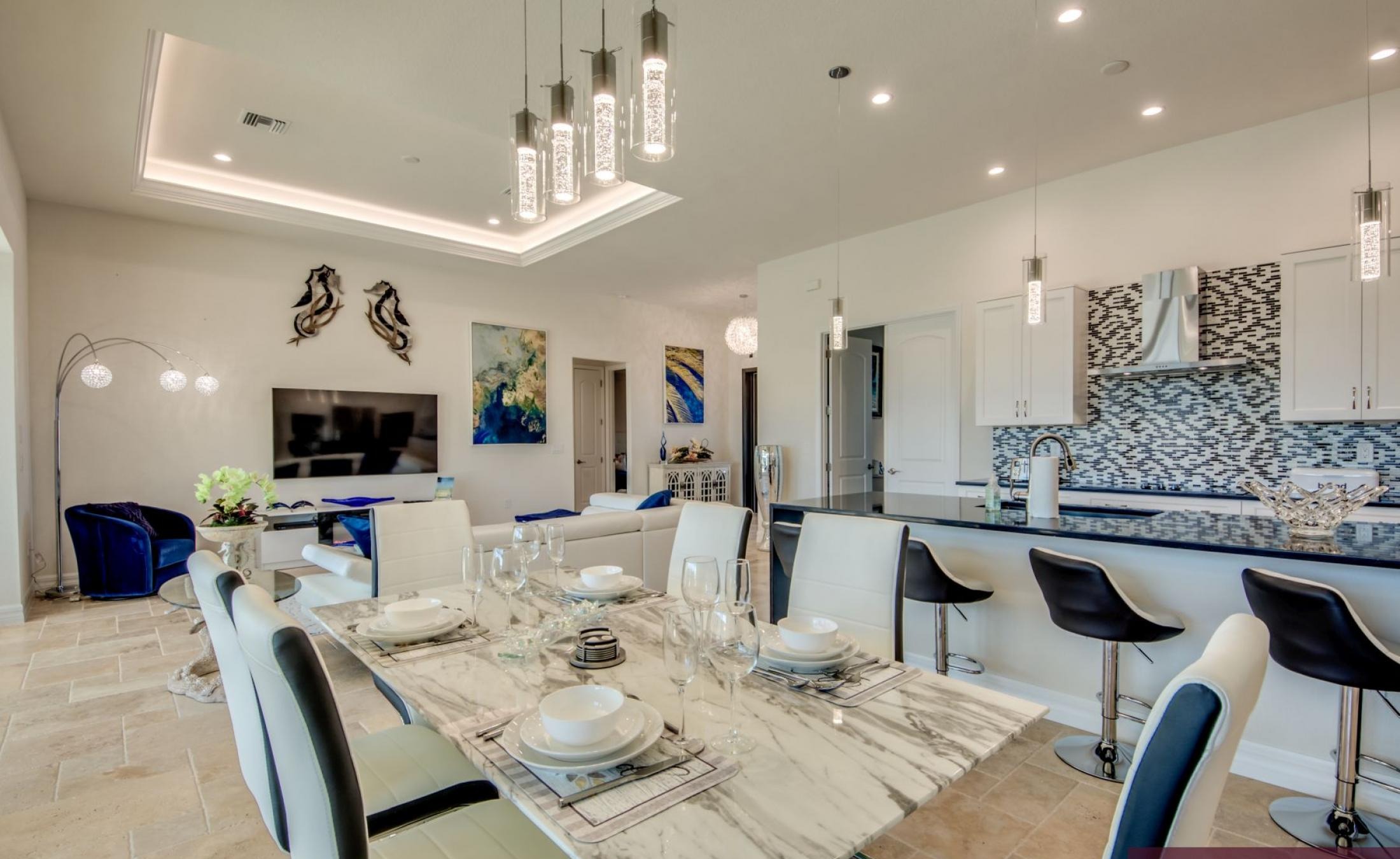 Beheizter Pool und Spa mit Blick auf den Kanal und Bootsdock.