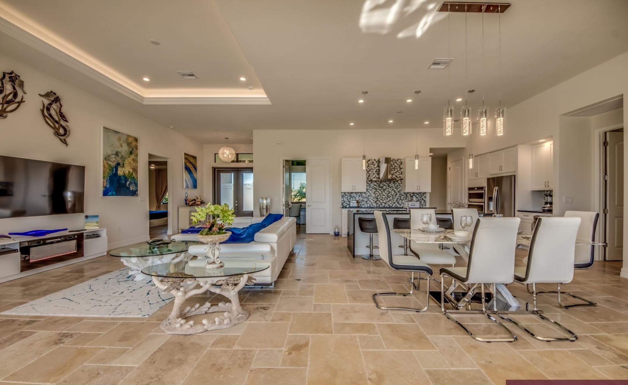 Beheizter Pool und Spa mit Blick auf den Kanal und privatem Bootsdock.