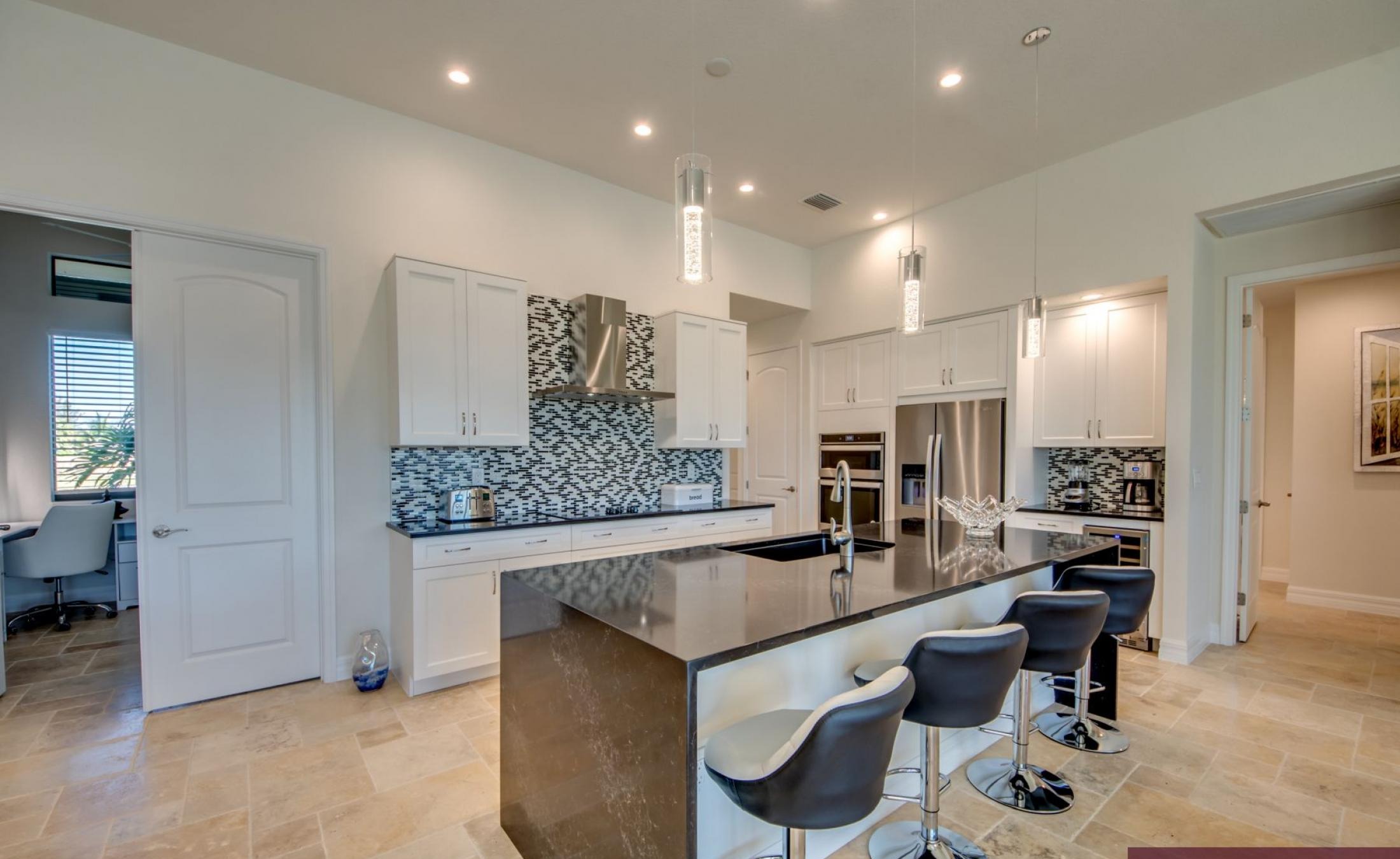 Beheizter Pool und Spa mit Blick auf den Kanal und privatem Bootsdock.