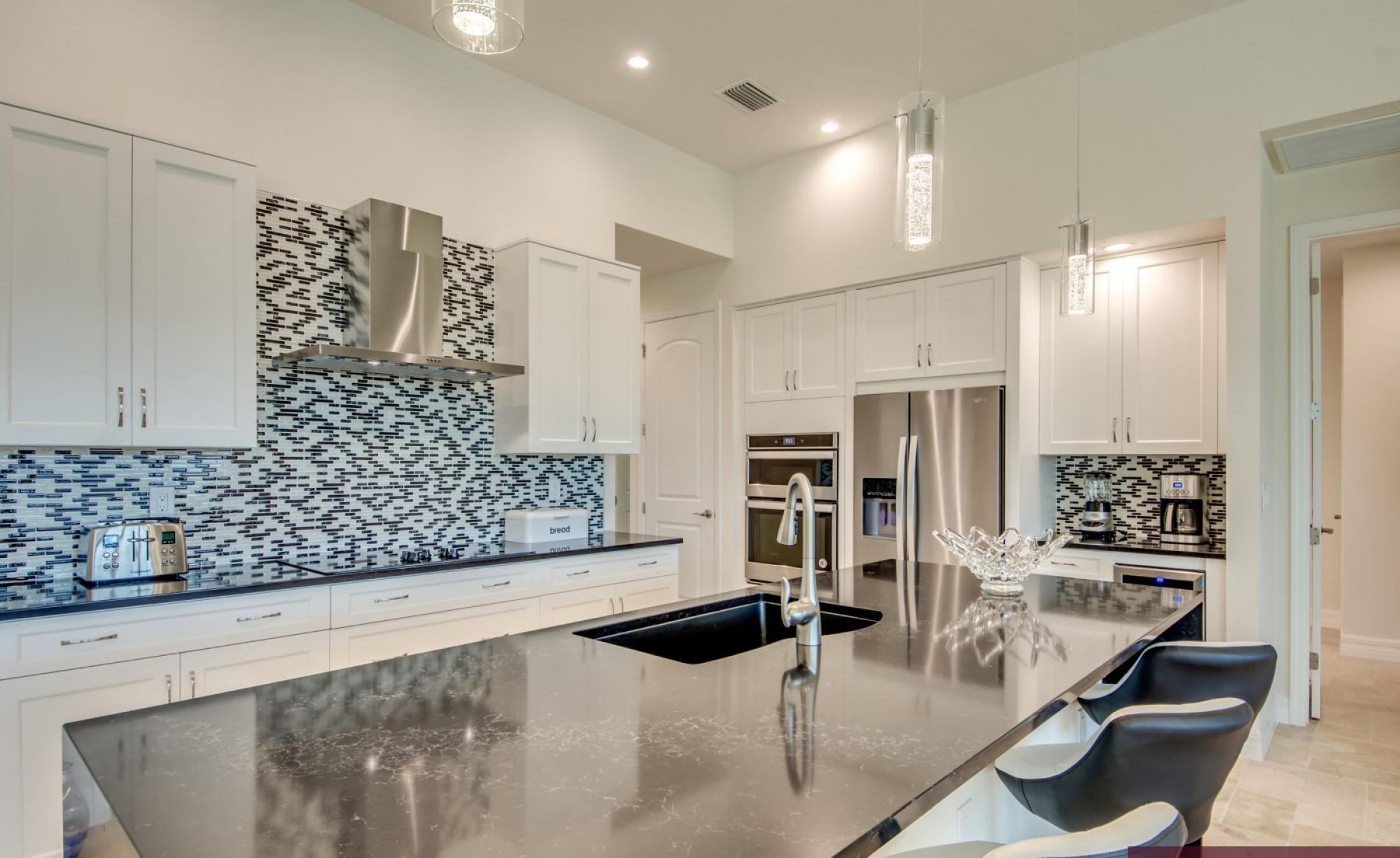 Beheizter Pool und Spa mit Blick auf den Kanal und Bootsdock.