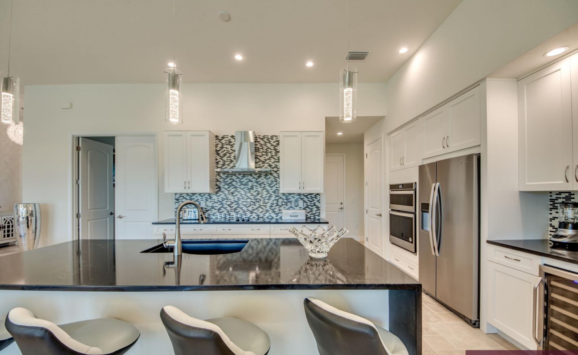 Beheizter Pool und Spa mit Blick auf den Kanal und privatem Bootsdock.