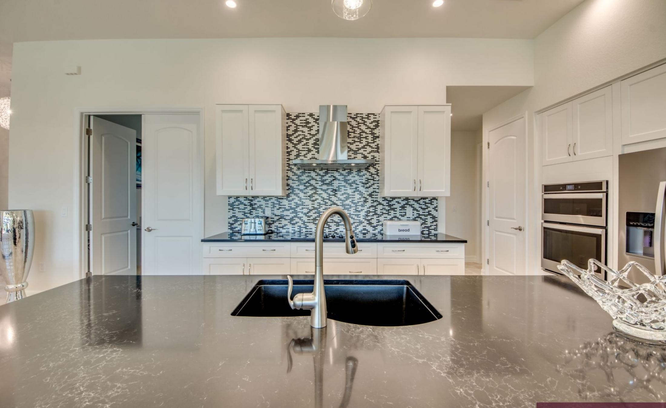 Beheizter Pool und Spa mit Blick auf den Kanal und privatem Bootsdock.