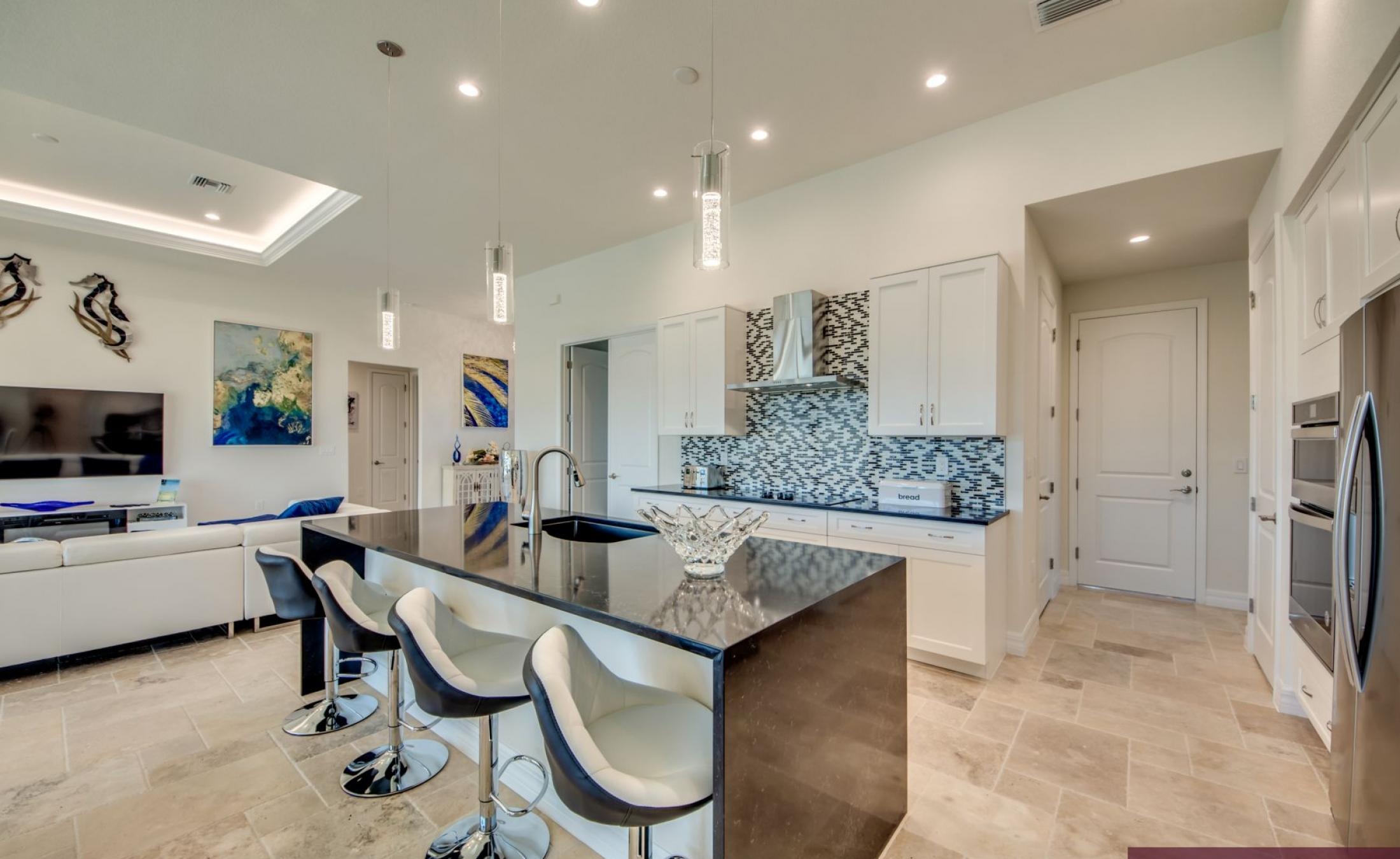 Beheizter Pool und Spa auf der sonnigen Terrasse am Kanal mit Bootsdock.