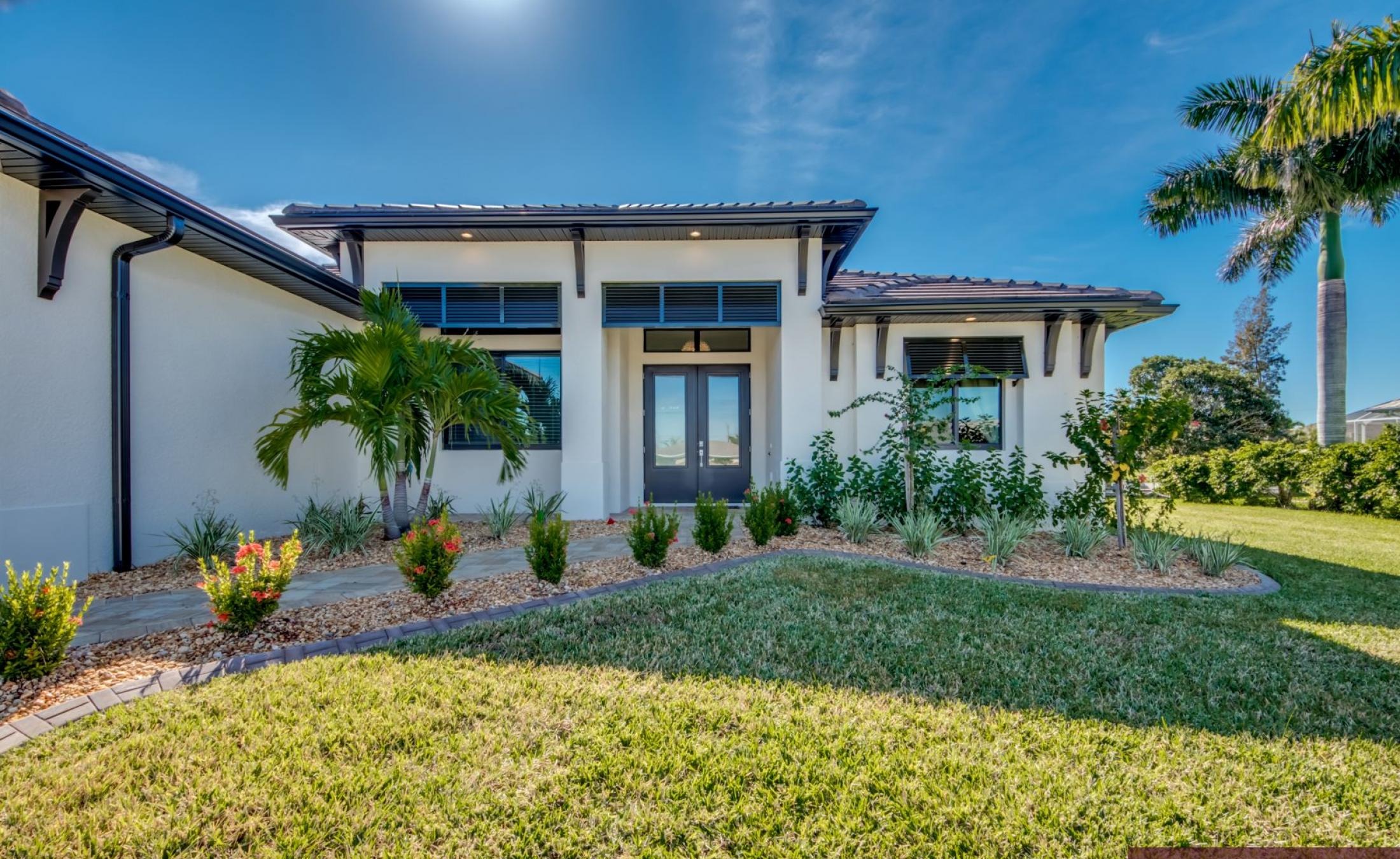 Beheizter Pool und Spa mit Blick auf den Kanal und privatem Bootsdock.