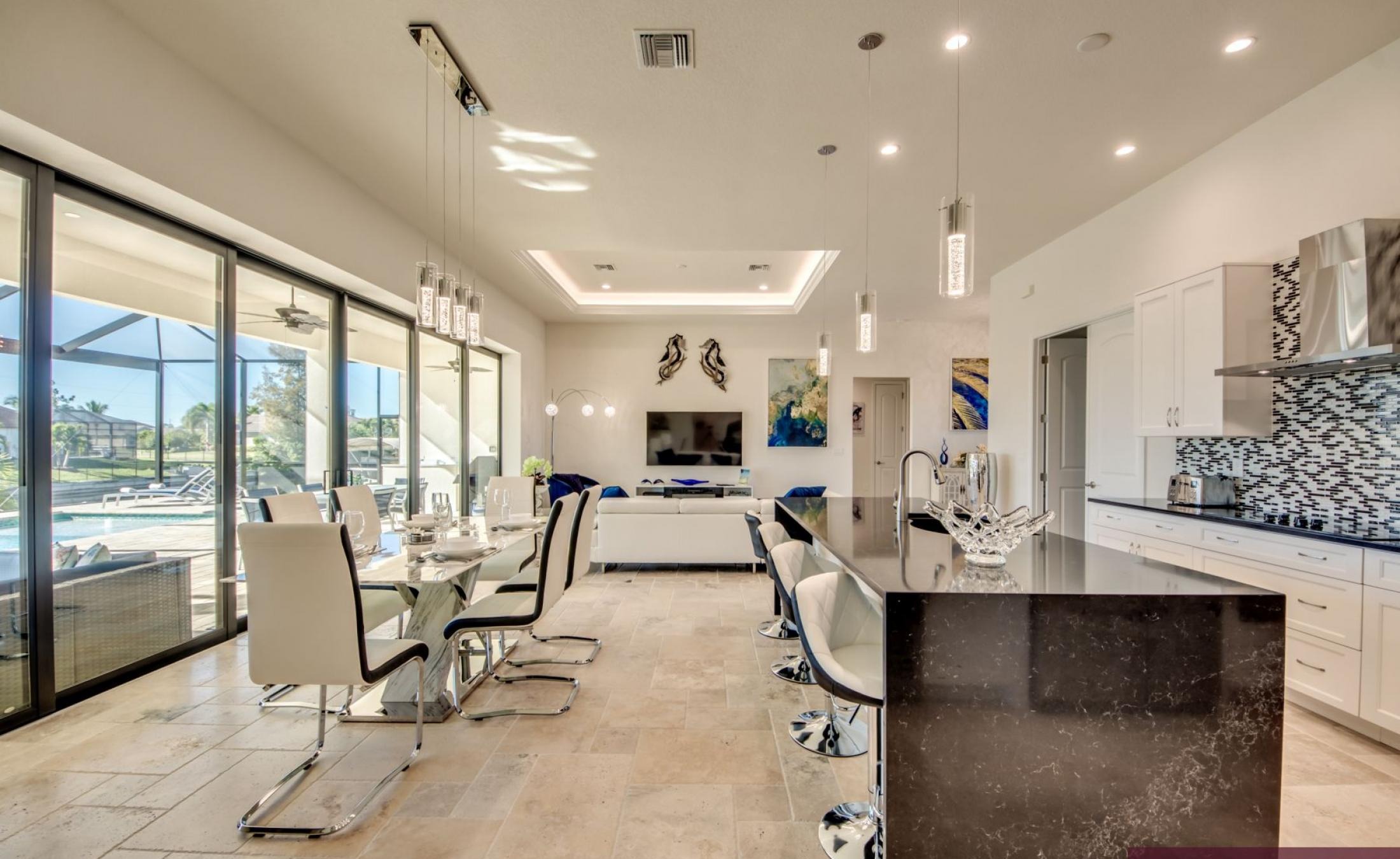 Beheizter Pool und Spa mit Blick auf den Kanal und privatem Bootsdock.