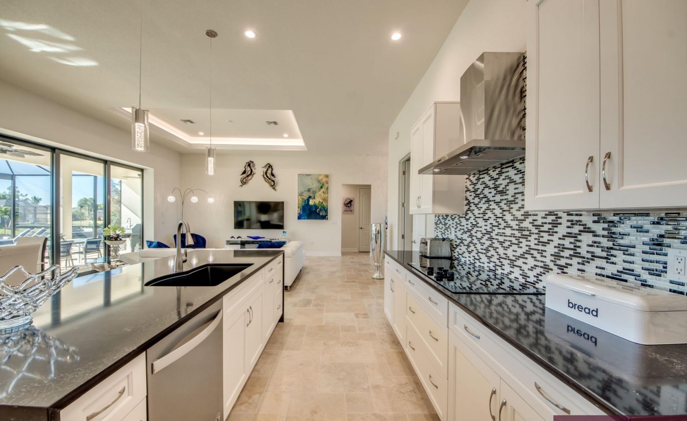 Beheizter Pool und Spa am Kanal mit privatem Bootsdock.